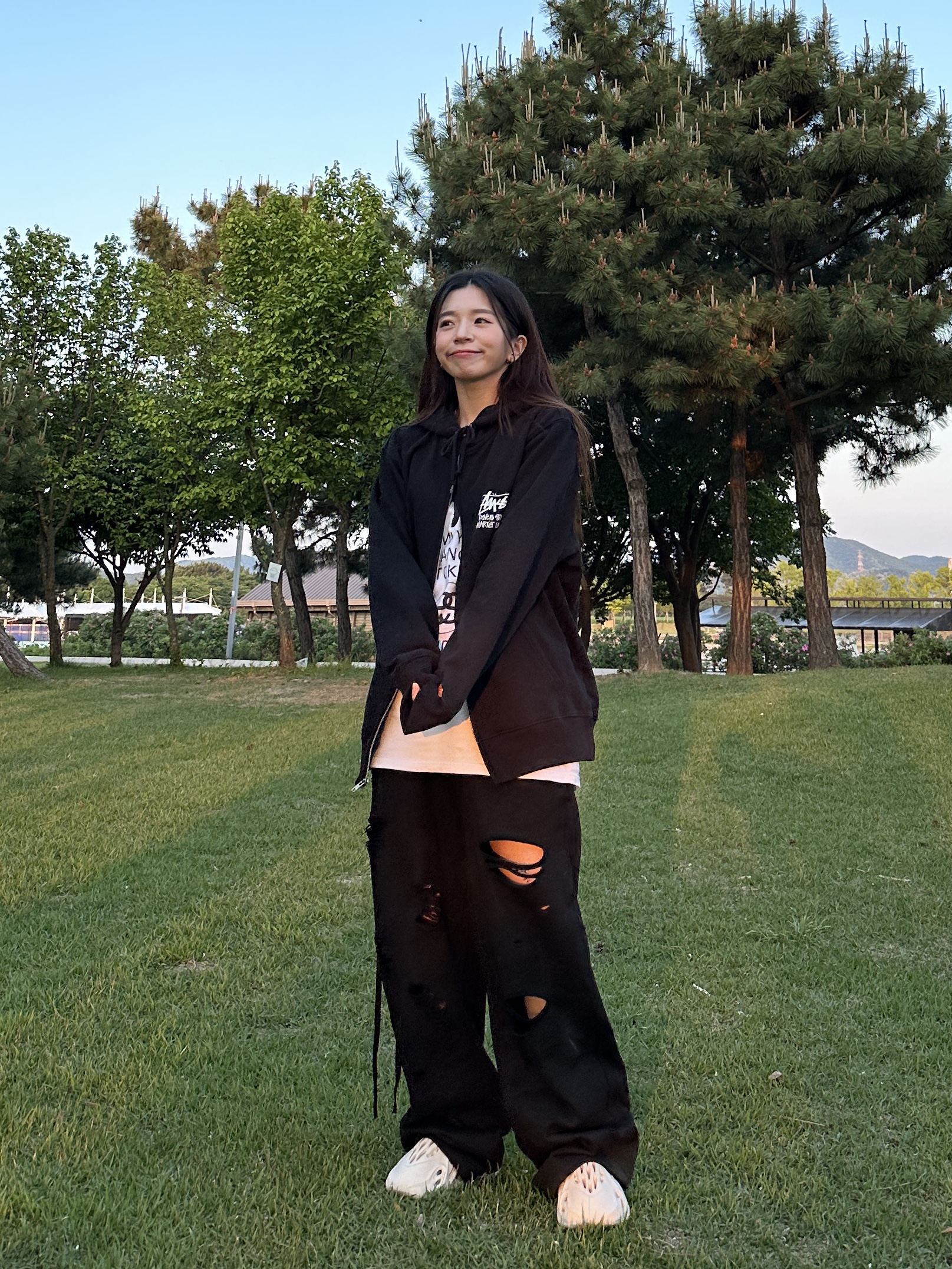 Undermycar Walrus Dirty Paint Coated Damage Sweatpants Castlerock - 23SS, Stussy DSM World Tour Zip Hoodie Black 2021 착용 스타일 - 1