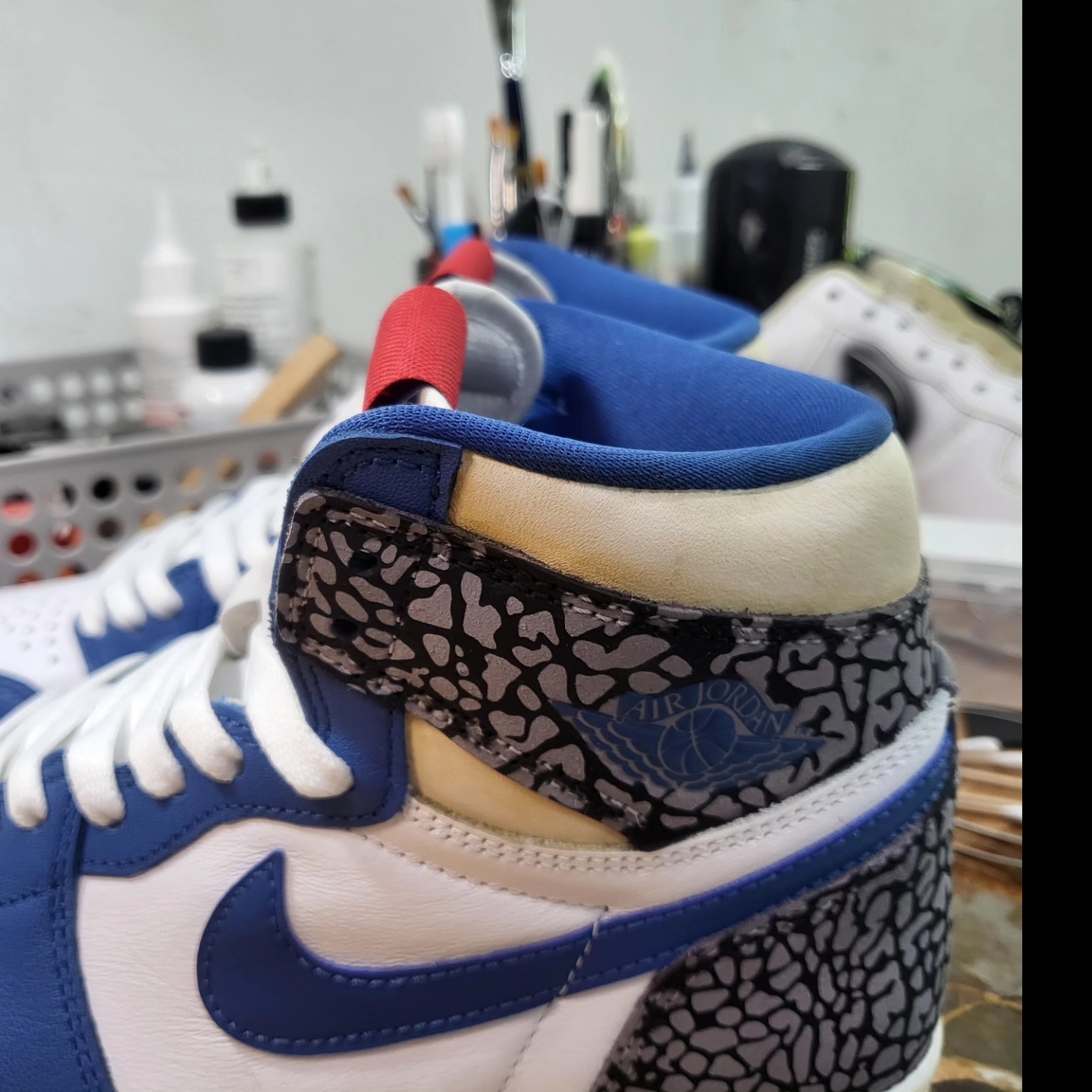 Jordan 1 Retro High OG True Blue, Jordan 1 Retro High OG White Cement 착용 스타일 - 3