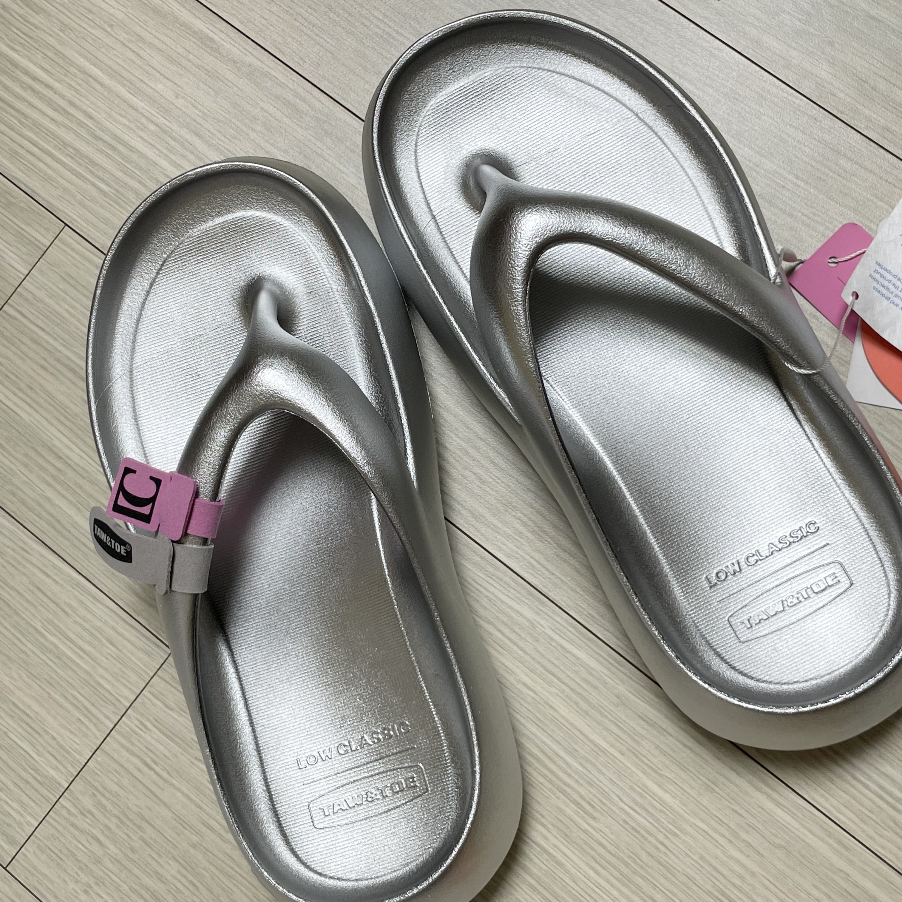 Taw&Toe x Low Classic Platform Flip Flop Silver 착용 스타일 - 3