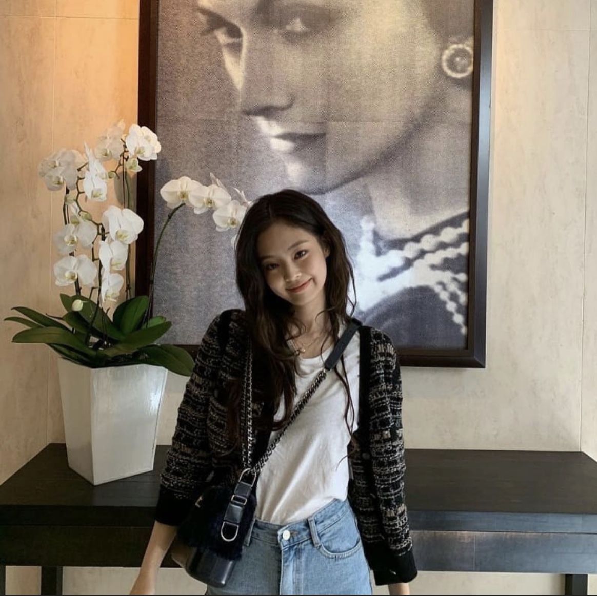 샤넬 가브리엘 스몰 호보백 빈티지 카프스킨 & 골드 메탈 블랙 착용 스타일