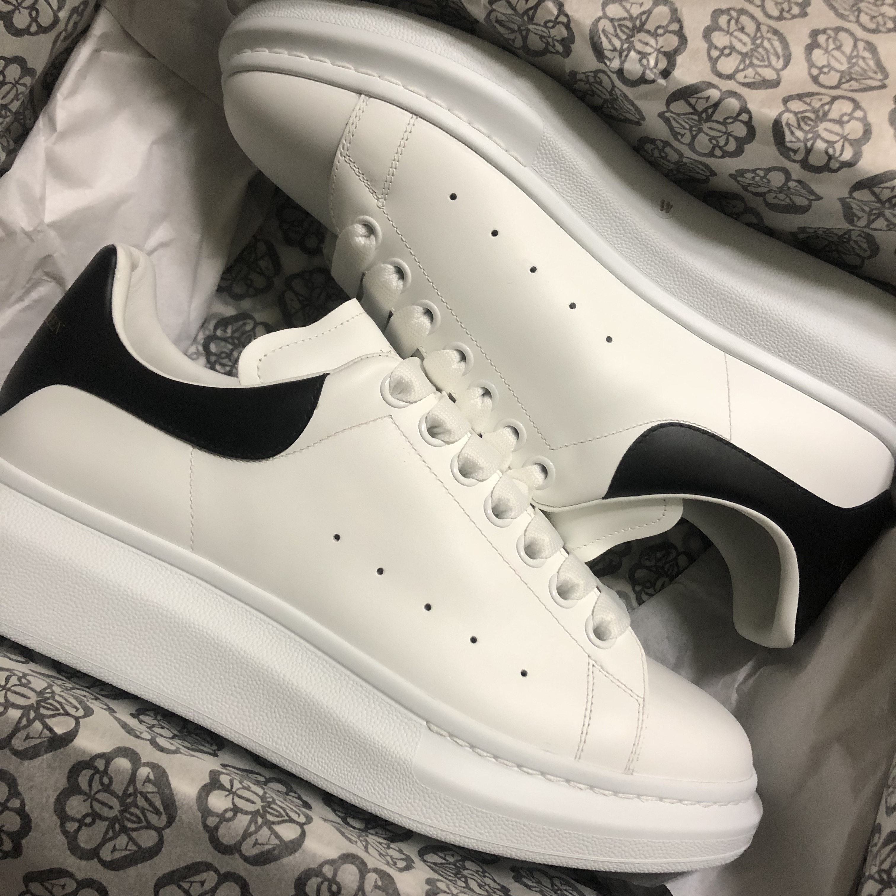 Alexander McQueen Oversized Sneakers White Black 착용 스타일
