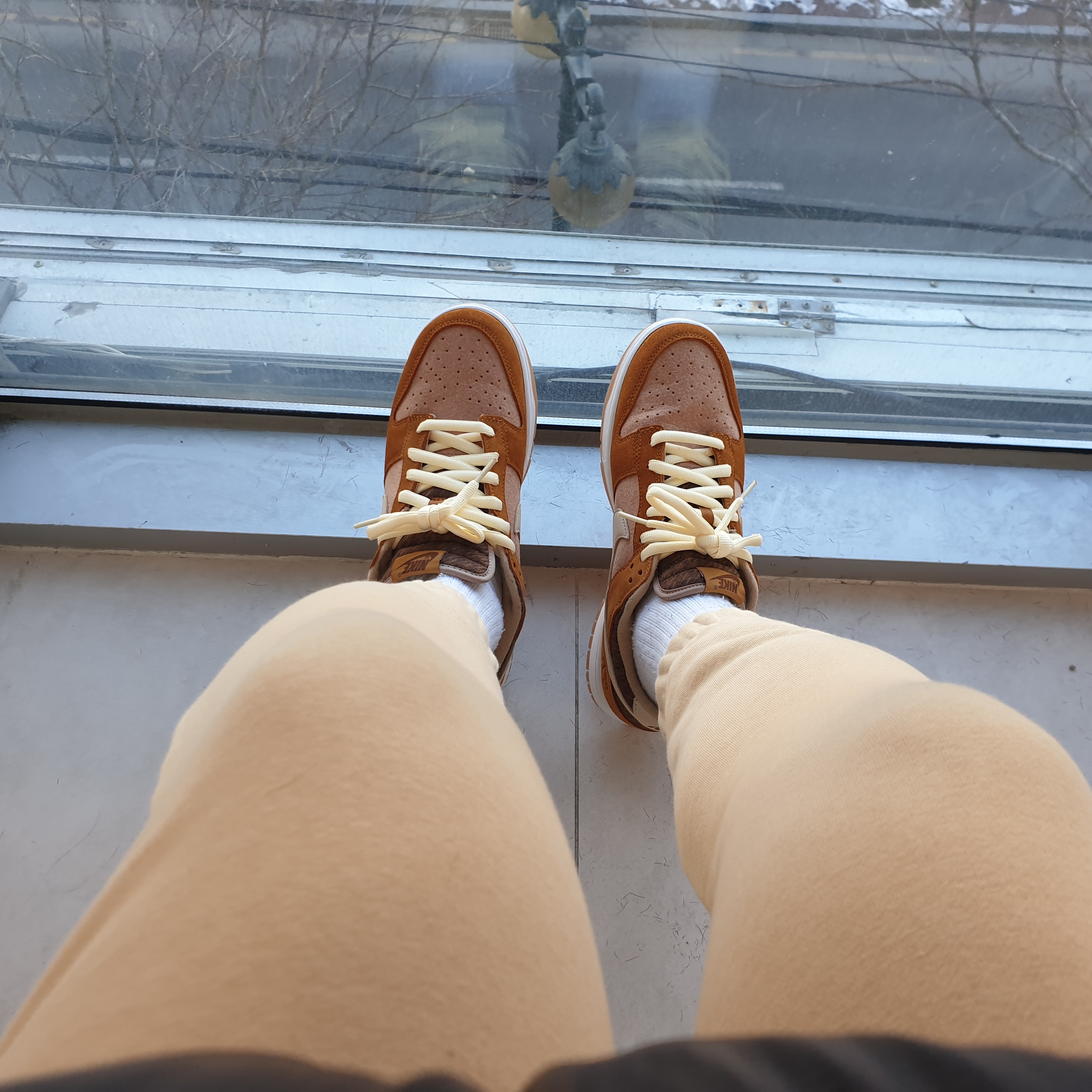 Nike Dunk Low SE Praline Desert Ochre 착용 스타일