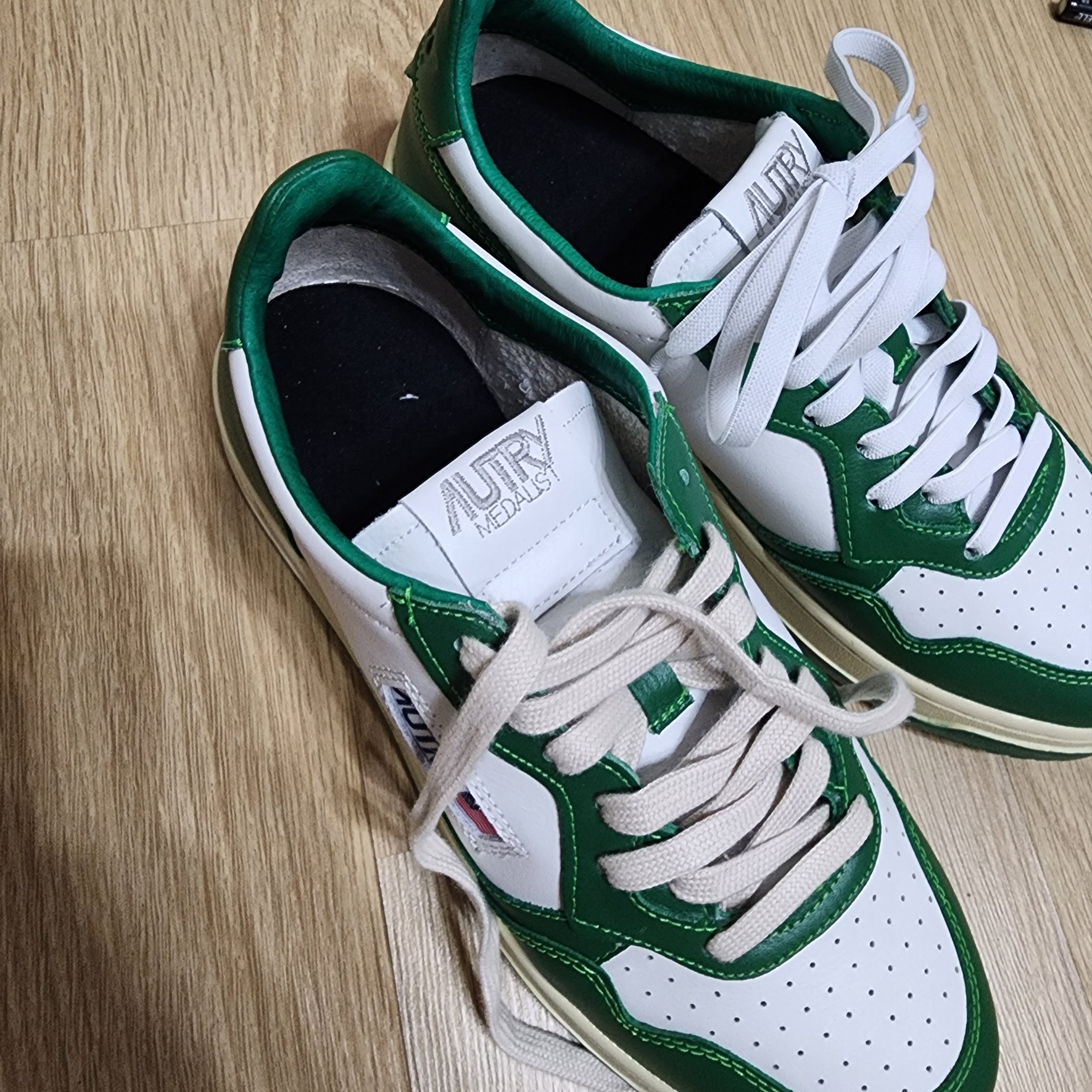 Autry Medalist Low Leather Sneakers Green White 착용 스타일