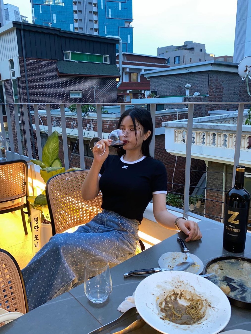 (W) Courreges Reedition Bumpy Contrast T-Shirt Black Heritage White, (W) Courreges Reedition Bumpy Contrast T-Shirt Heritage White Black 착용 스타일