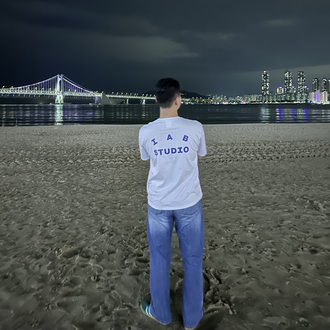 Adidas Gazelle Indoor Collegiate Green Hazy Sky, IAB Studio T-Shirt White Navy - 22FW 착용 스타일