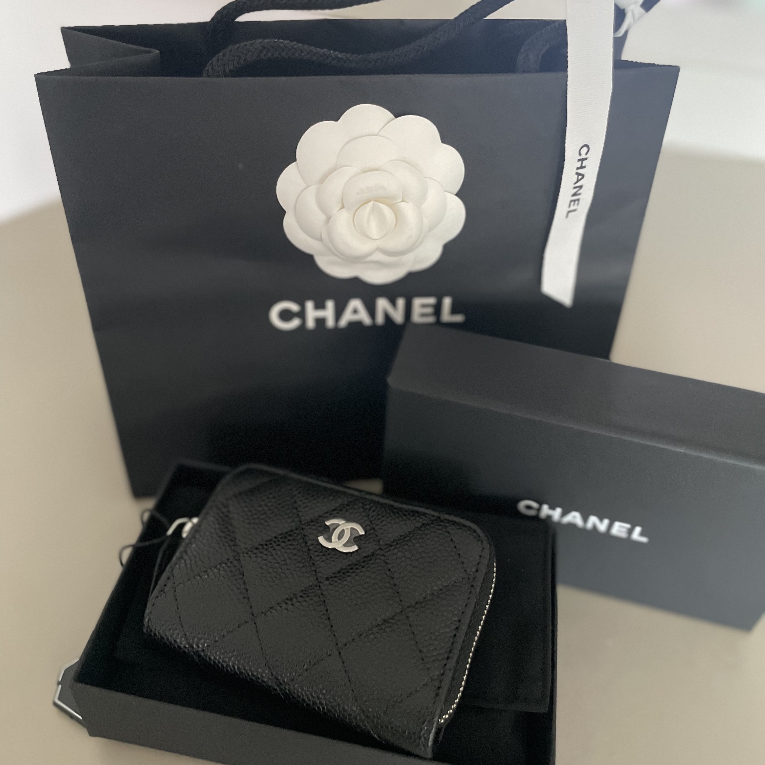 Chanel Classic Zipped Coin Purse Grained Calfskin & Silver Black 착용 스타일