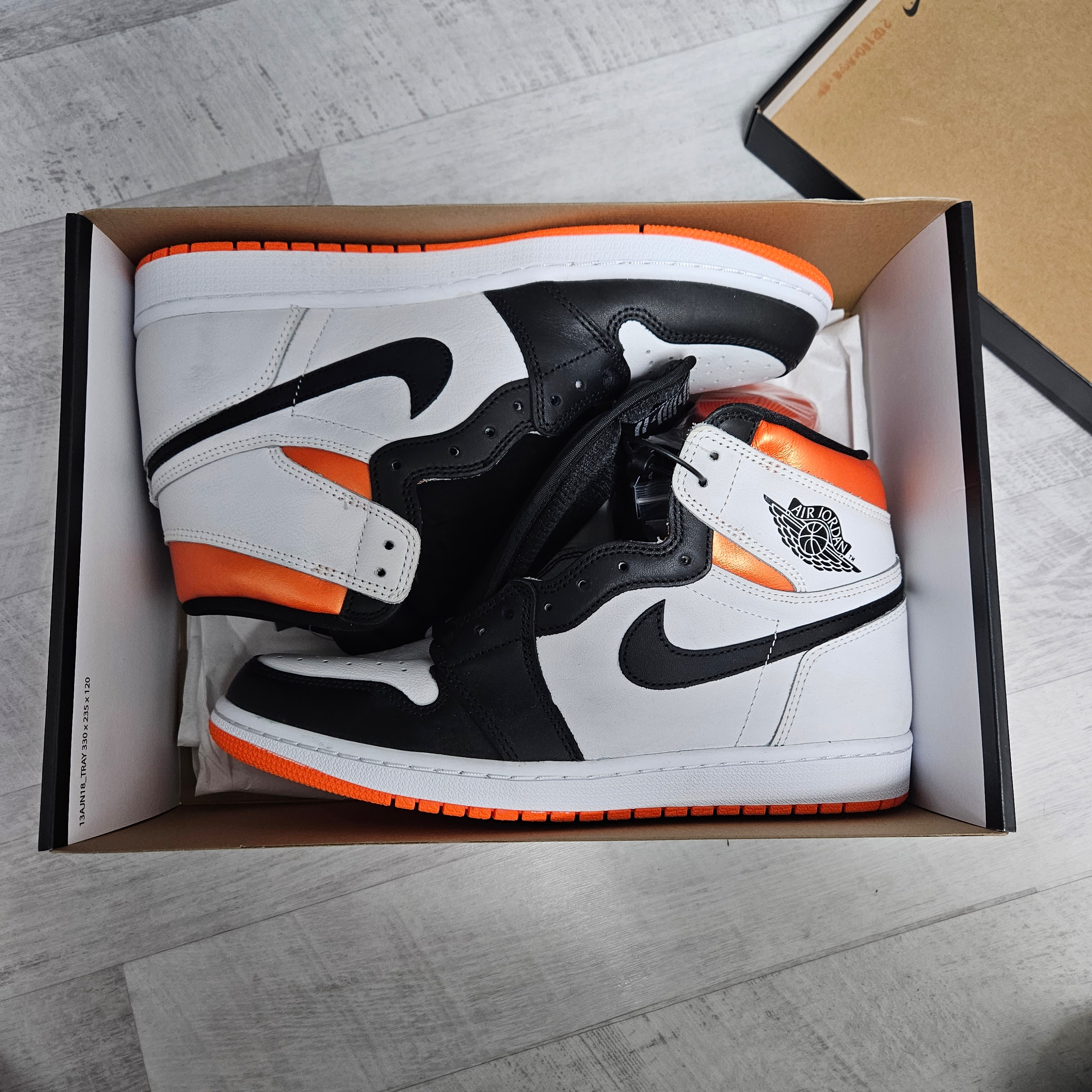 Jordan 1 Retro High OG Electro Orange 착용 스타일