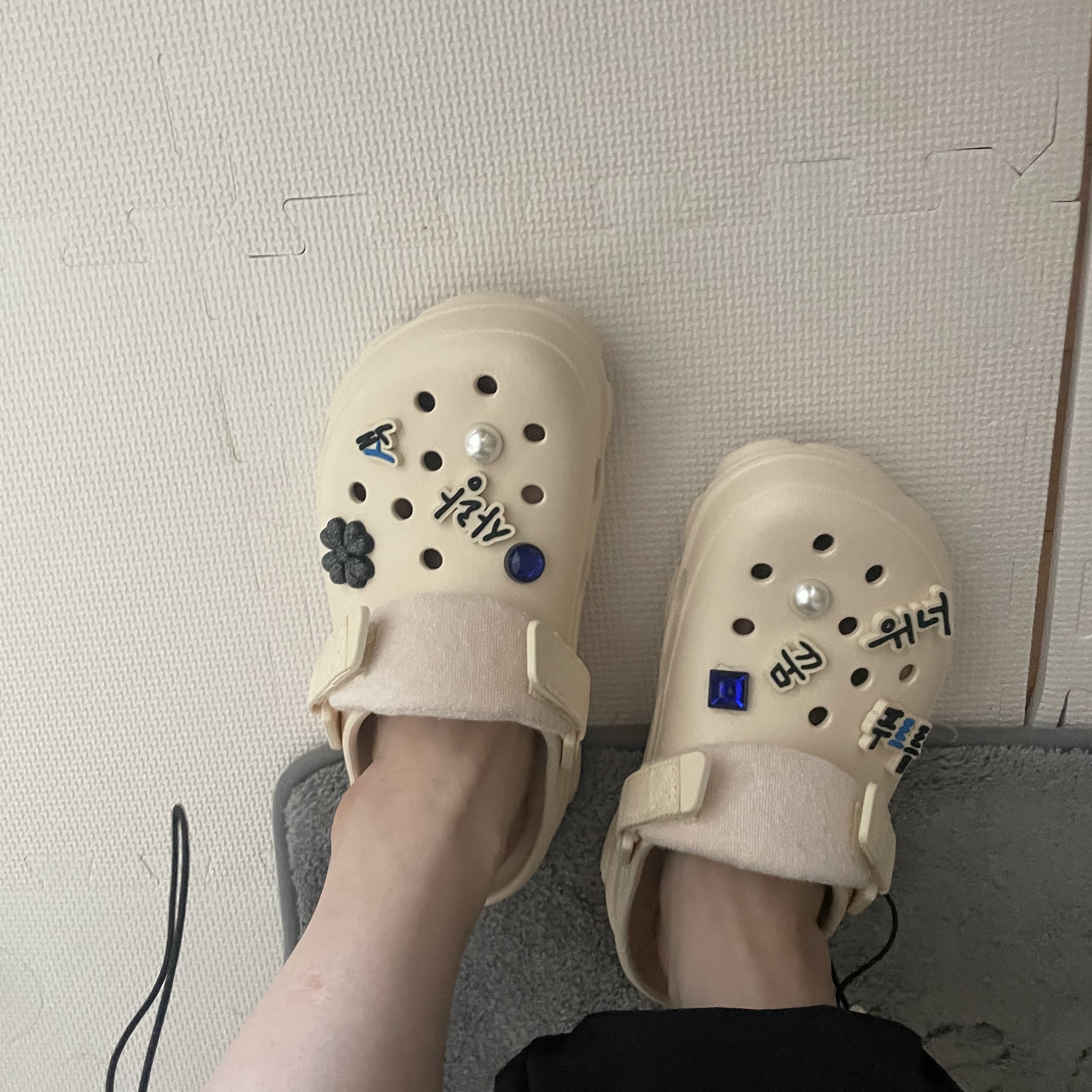 Crocs x Winner All Terrain Clog Vanilla 착용 스타일