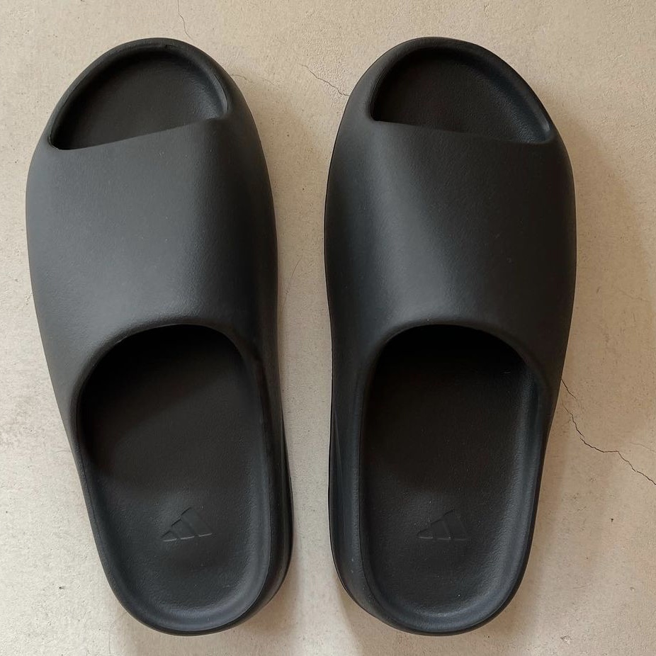Adidas Yeezy Slide Onyx 착용 스타일