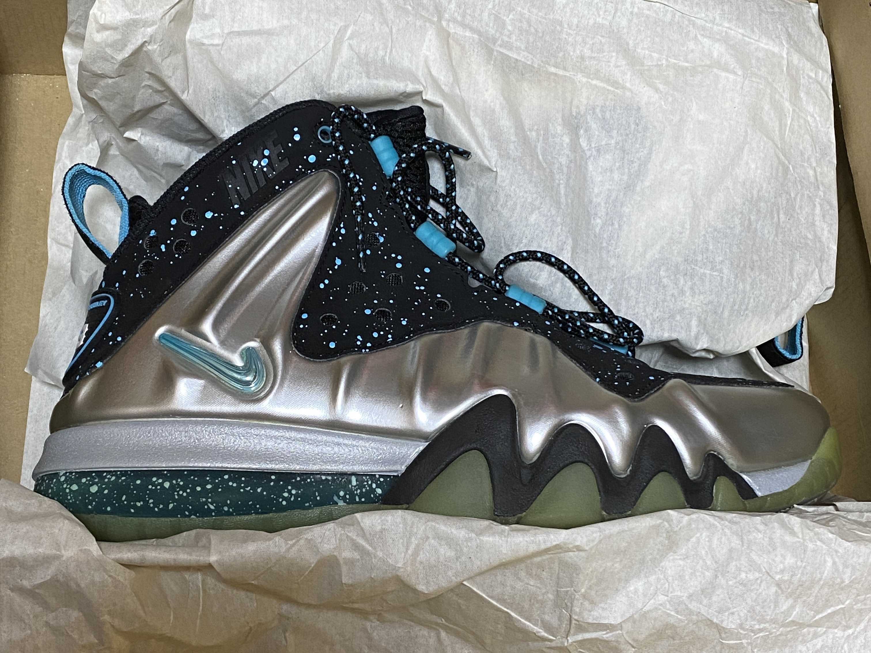 Nike Barkley Posite Max Metallic Silver Gamma Blue 착용 스타일