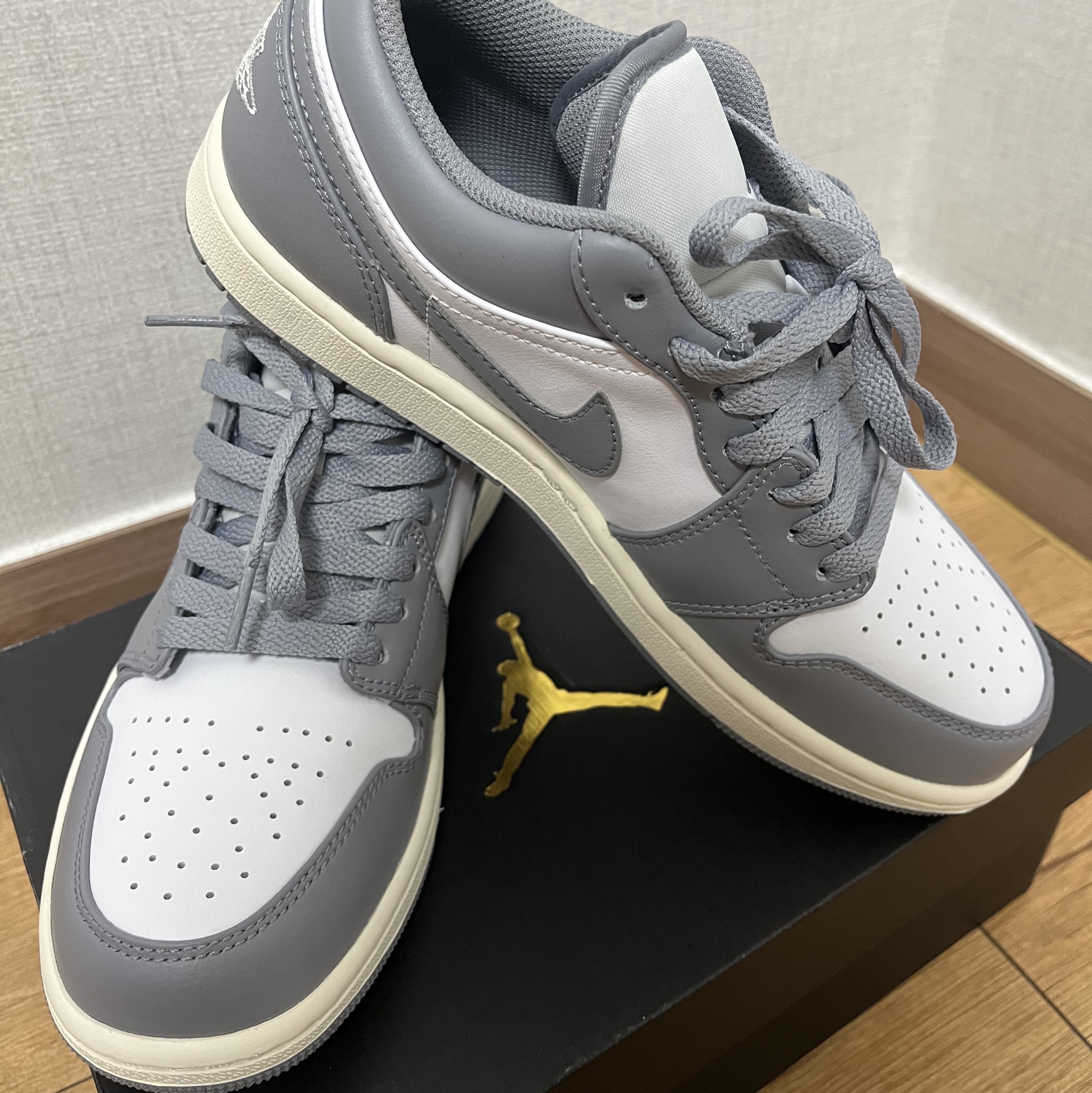 Jordan 1 Low Stealth and White 착용 스타일