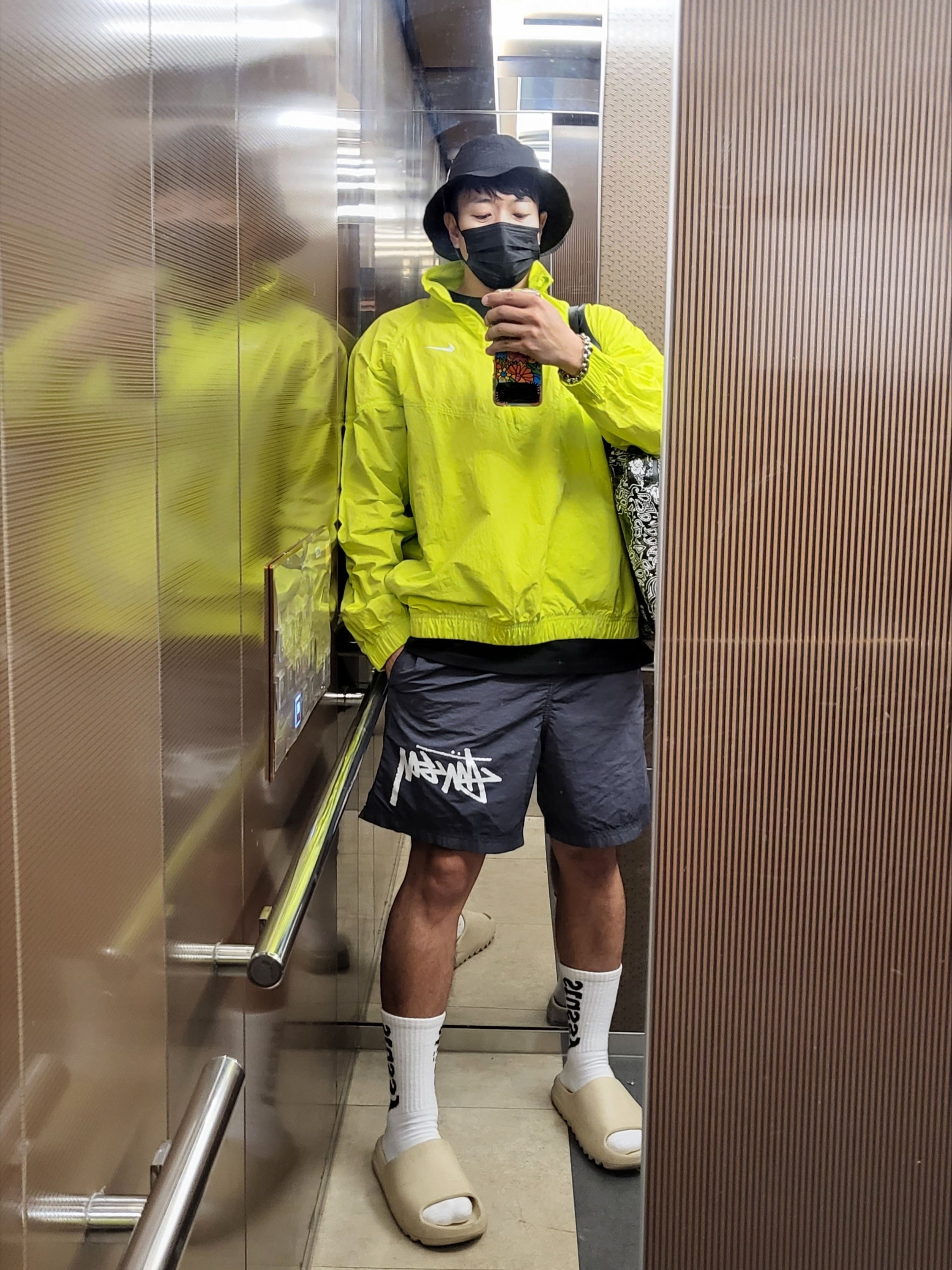 Nike x Stussy Bucket Hat Black, Nike x Stussy Windrunner Jacket Bright Cactus 착용 스타일