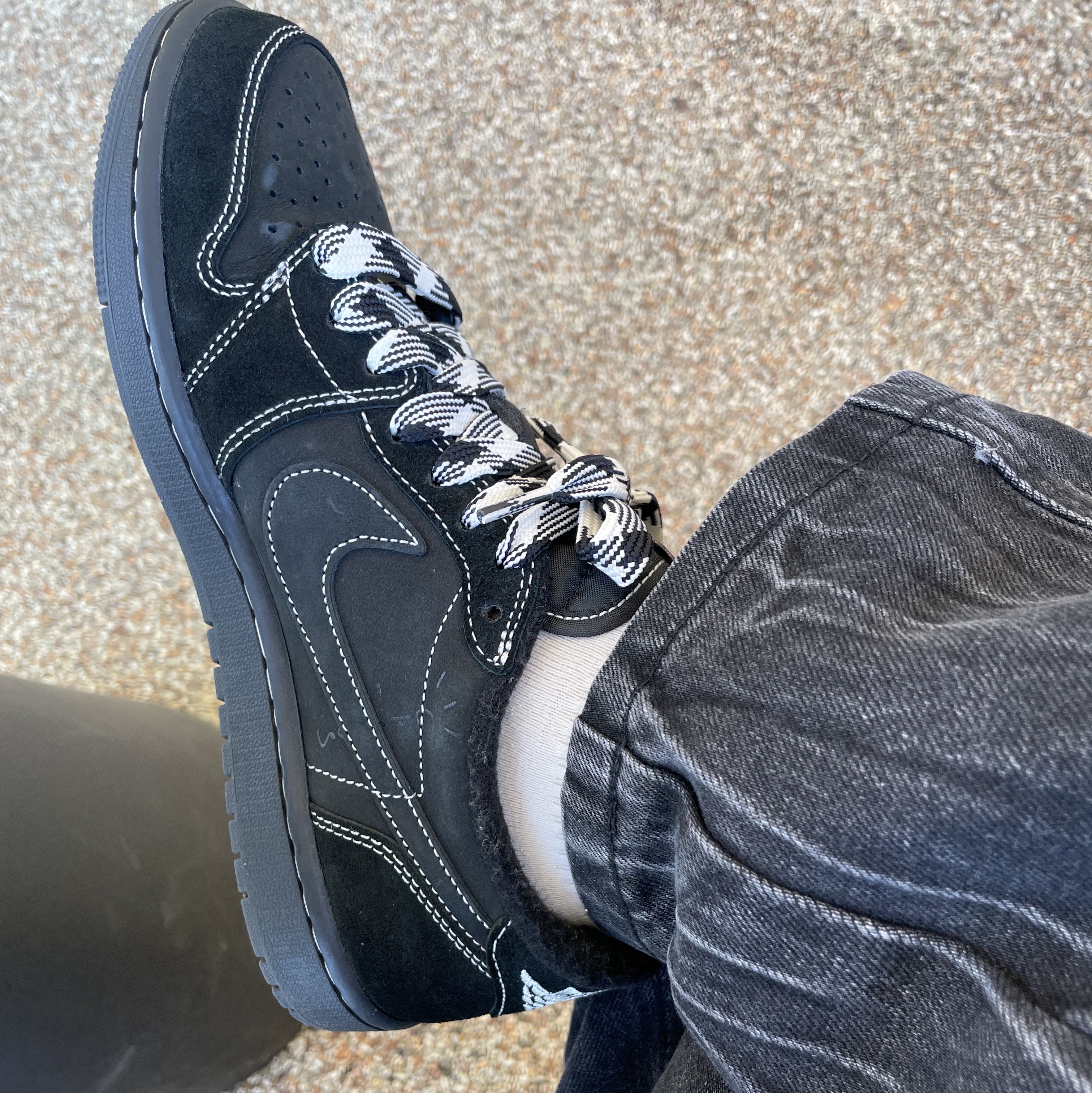 Jordan 1 x Travis Scott Retro Low OG SP Black Phantom 착용 스타일 - 1