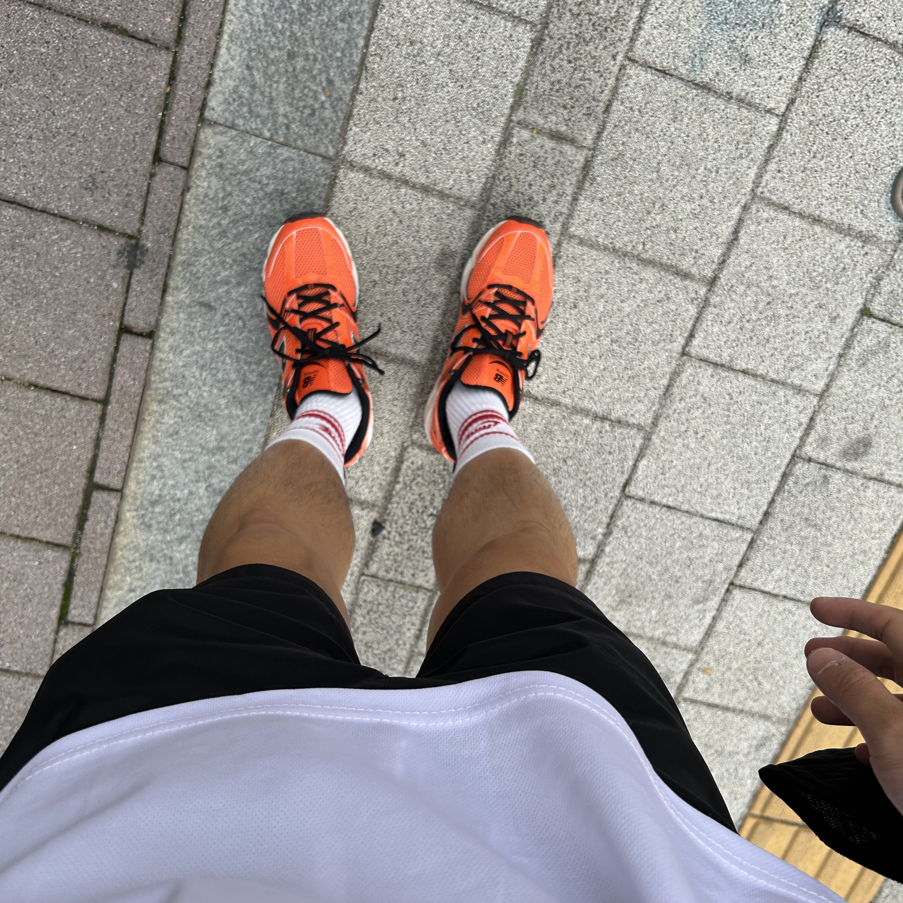 New Balance 530 Neon Orange 착용 스타일