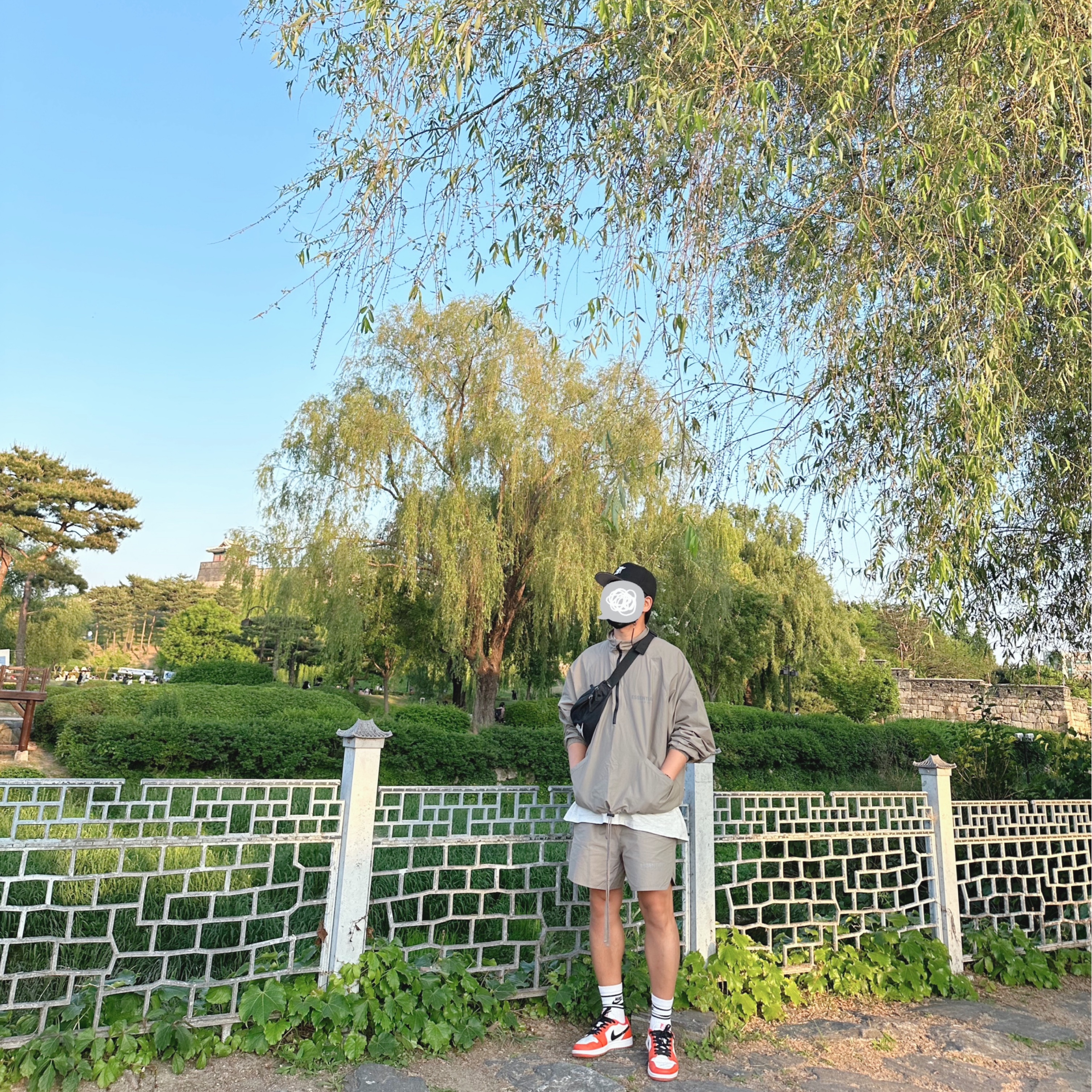 Essentials Half-Zip Track Jacket Taupe - 21SS, Essentials Volley Shorts Taupe - 21SS 착용 스타일