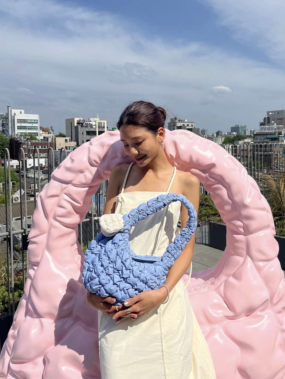 COS Quilted Nano Bag Beige, COS Quilted Mini Bag Light Blue 착용 스타일 - 1