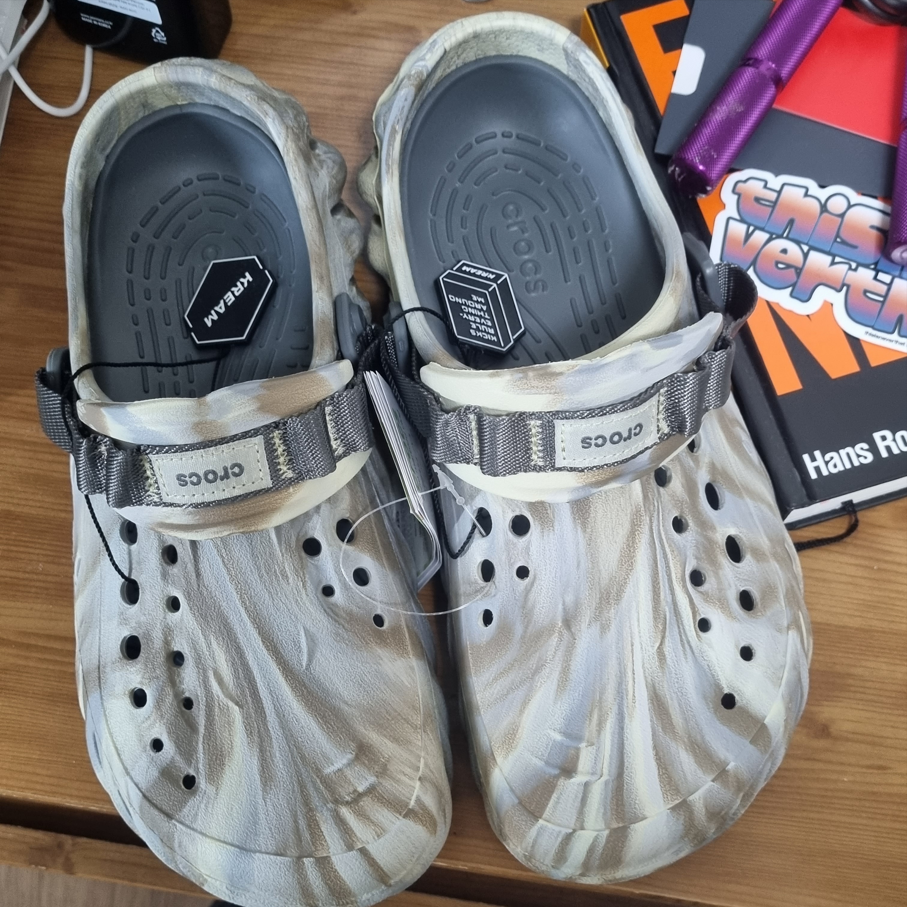 Crocs Echo Marbled Clog Bone Multi 착용 스타일