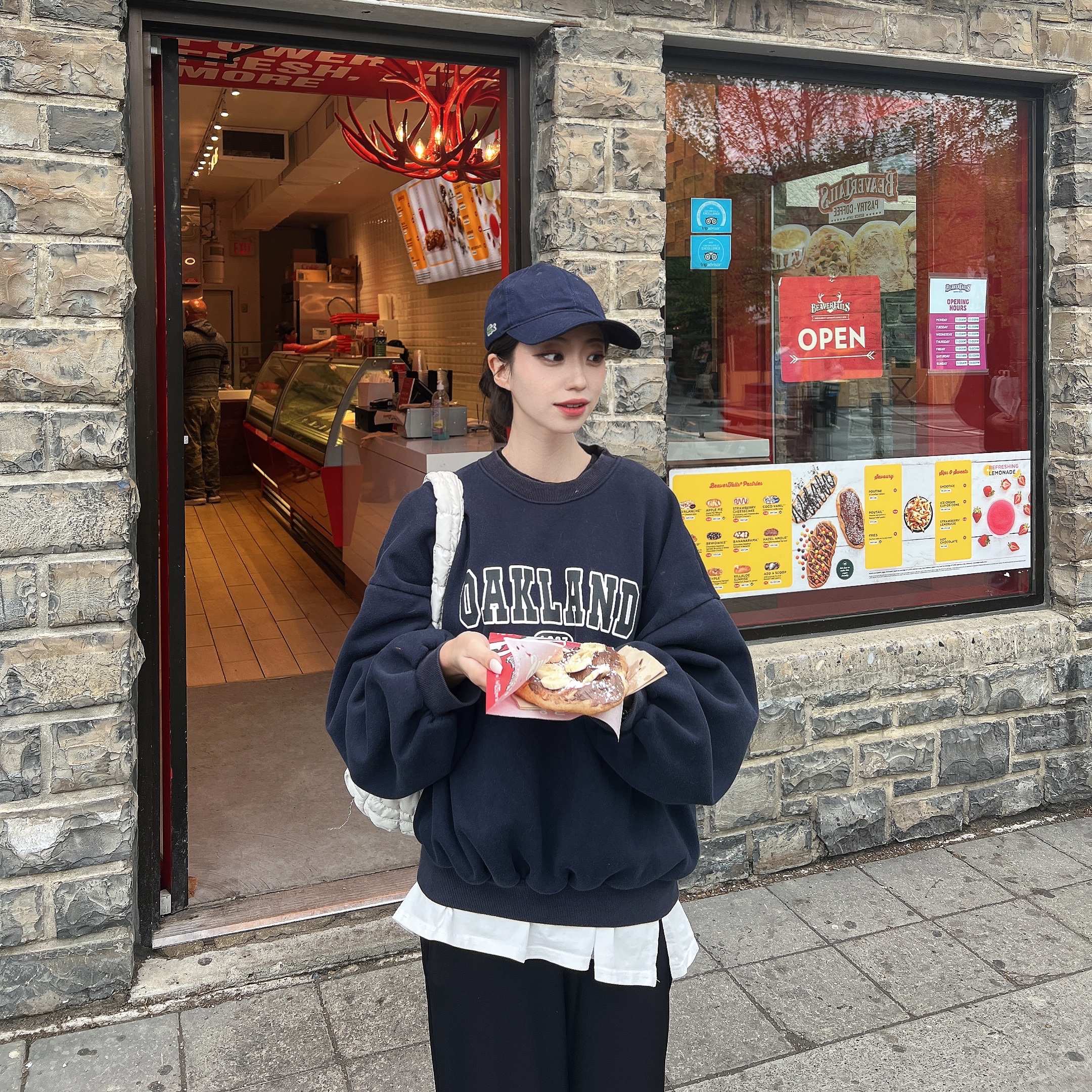 코스 퀼티드 미니백 라이트 그레이 착용 스타일 - 3
