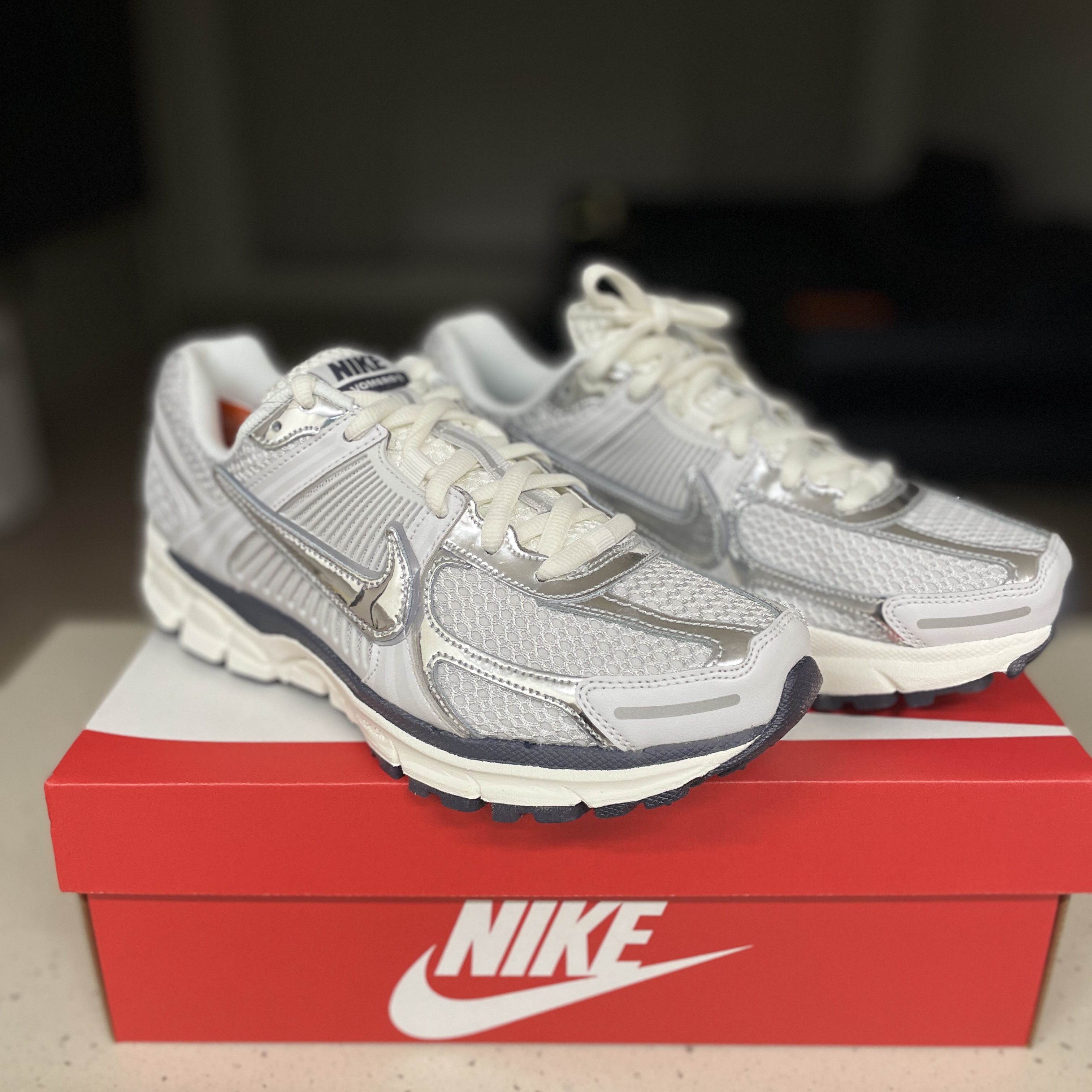 (W) Nike Zoom Vomero 5 Photon Dust and Metallic Silver 착용 스타일