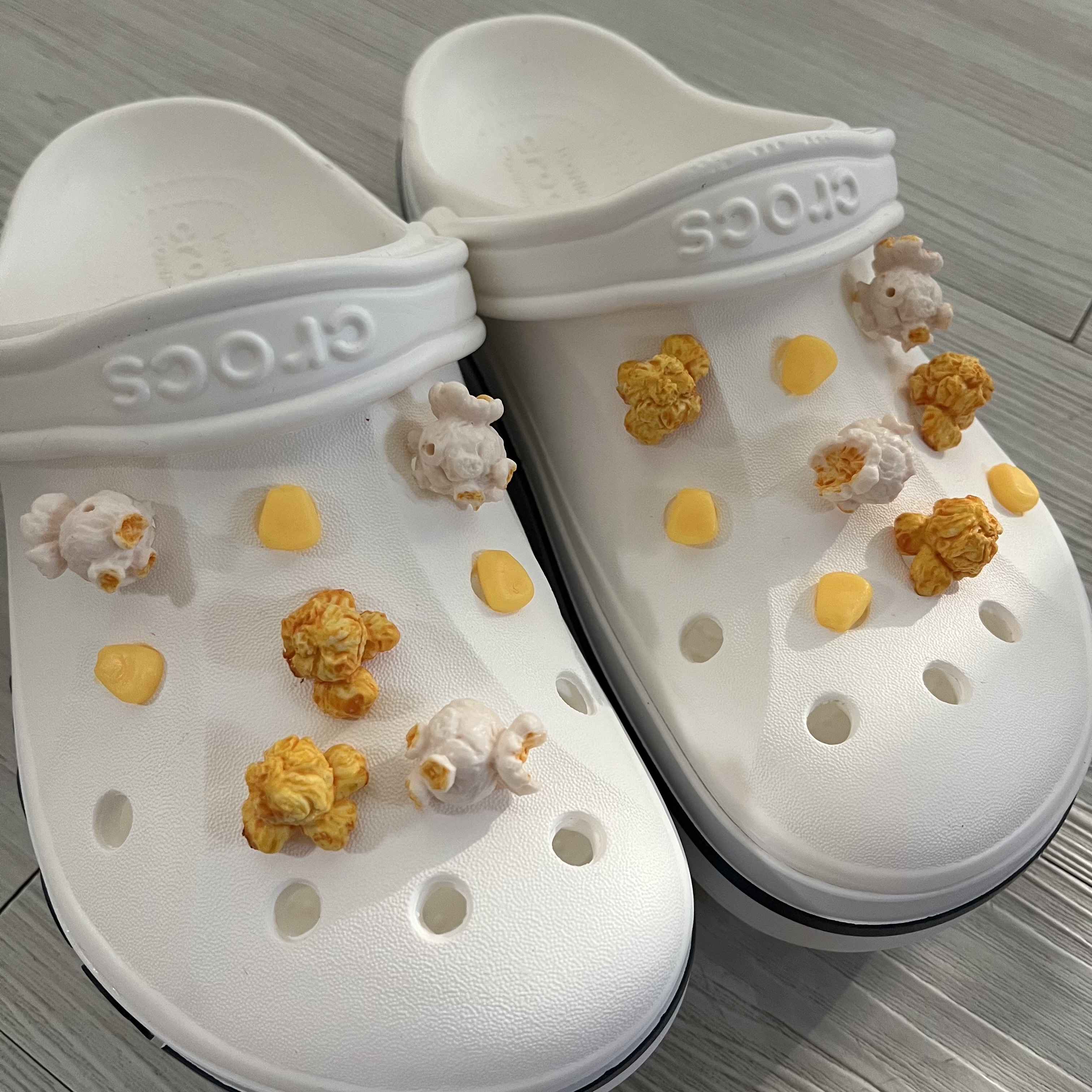 Crocs Bayaband Clog White Navy 착용 스타일