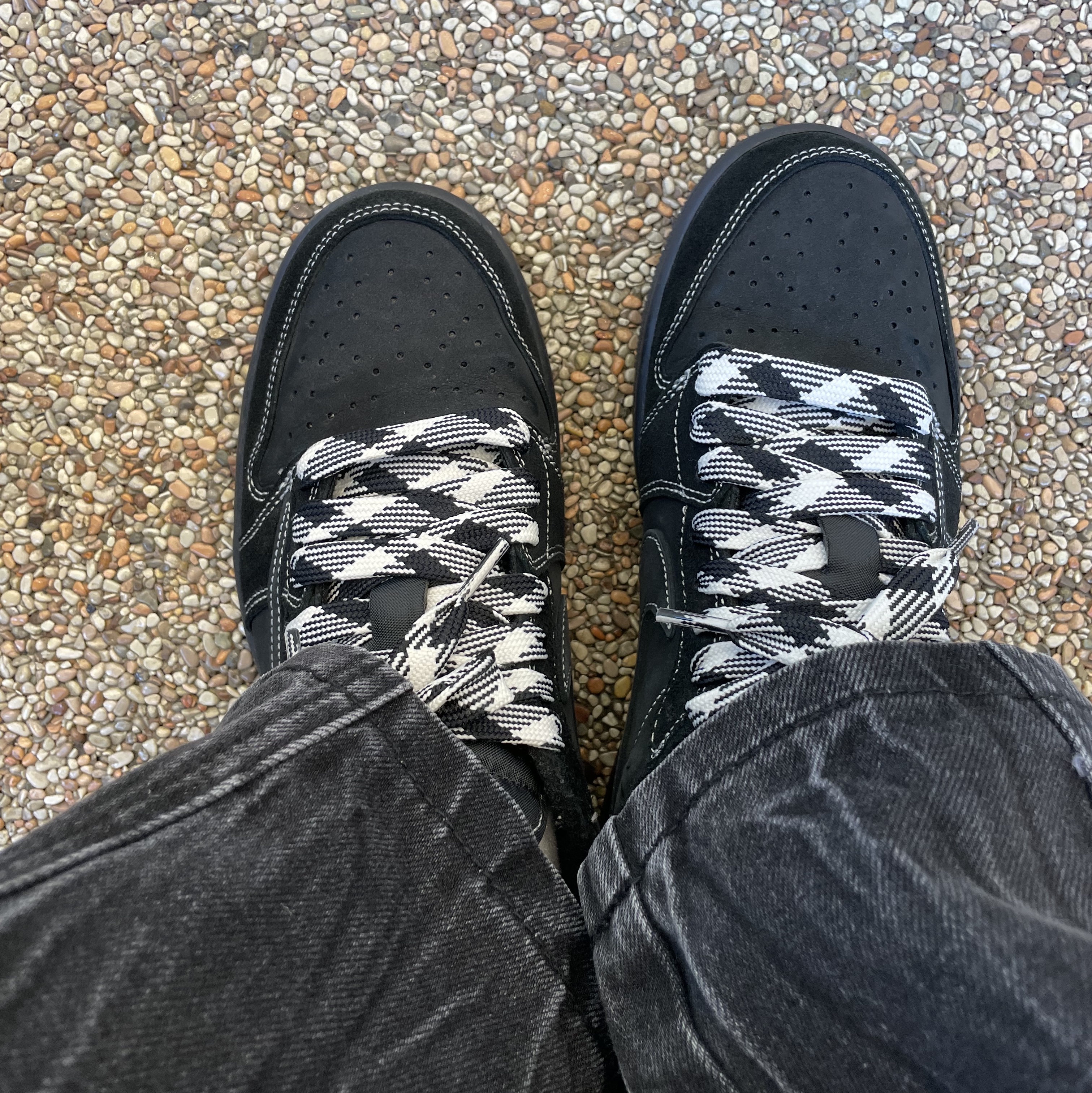 Jordan 1 x Travis Scott Retro Low OG SP Black Phantom 착용 스타일 - 2
