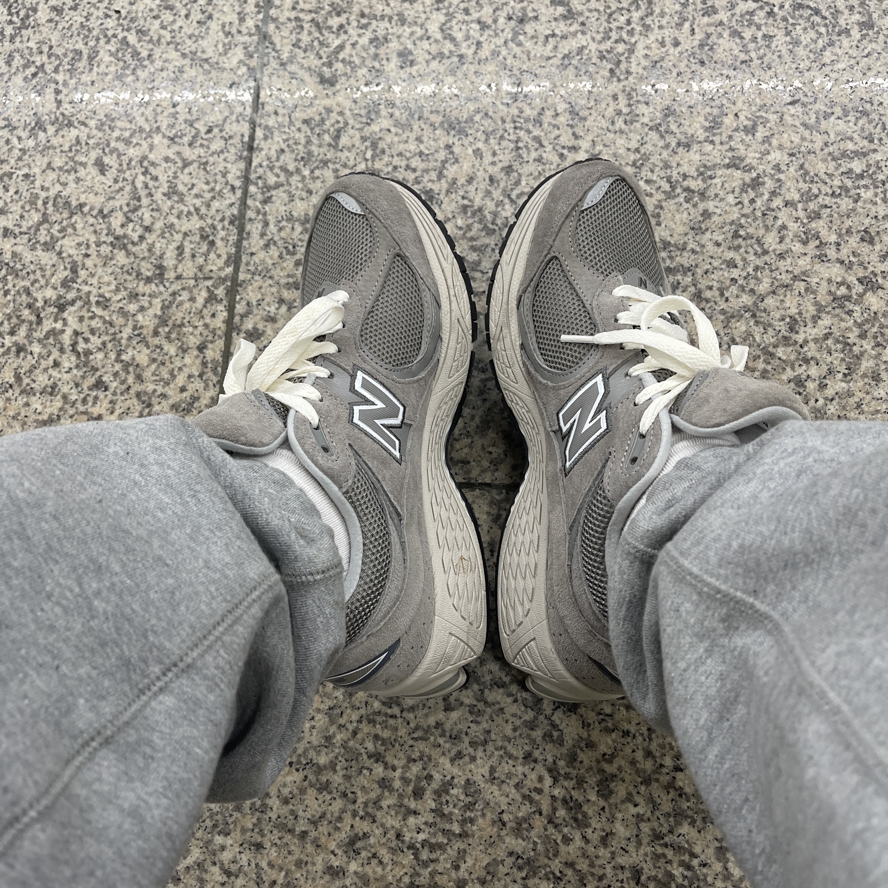 New Balance 2002R Grey 착용 스타일