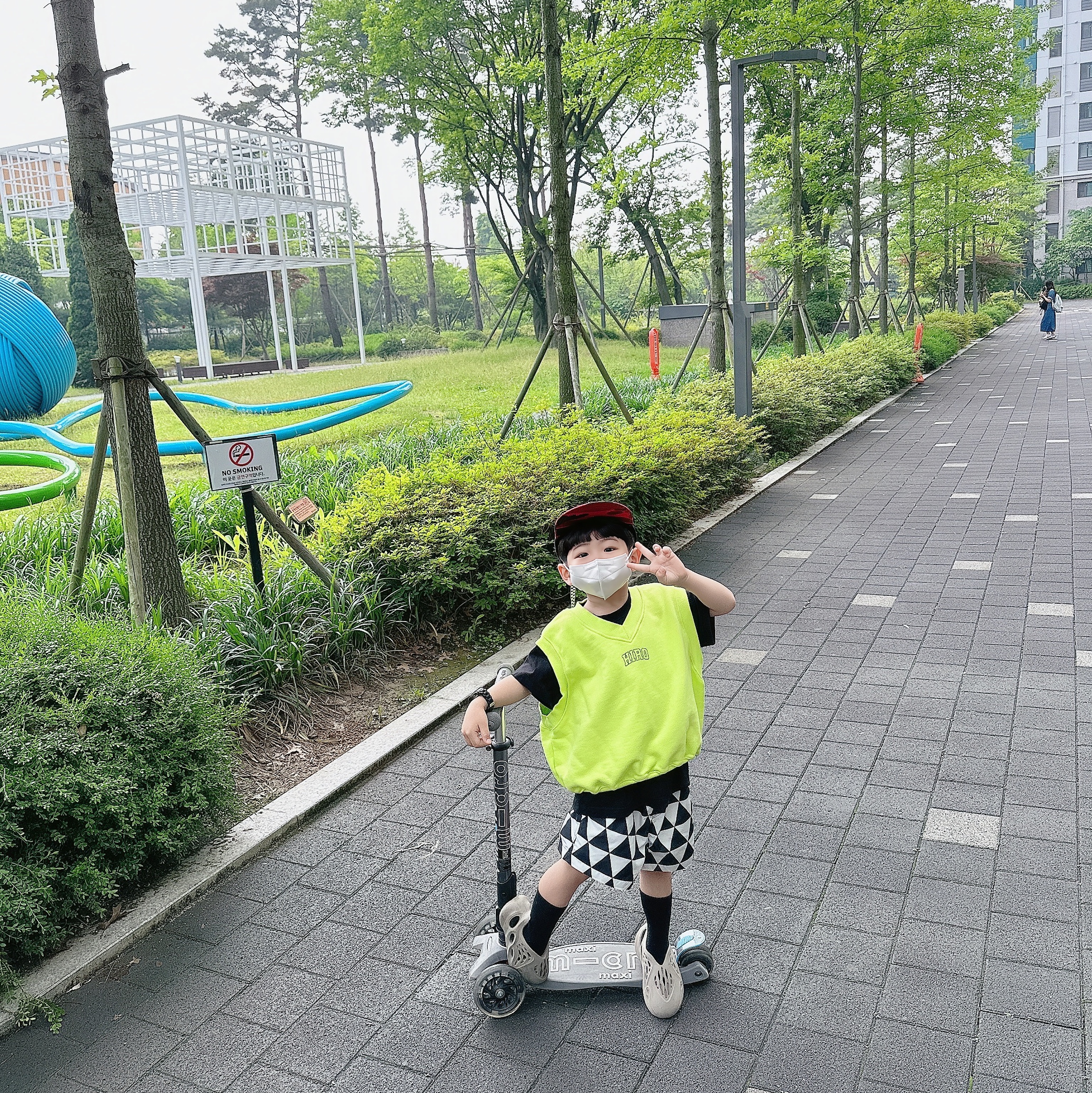 (키즈) 아디다스 이지 폼 러너 스톤 세이지 착용 스타일 - 2