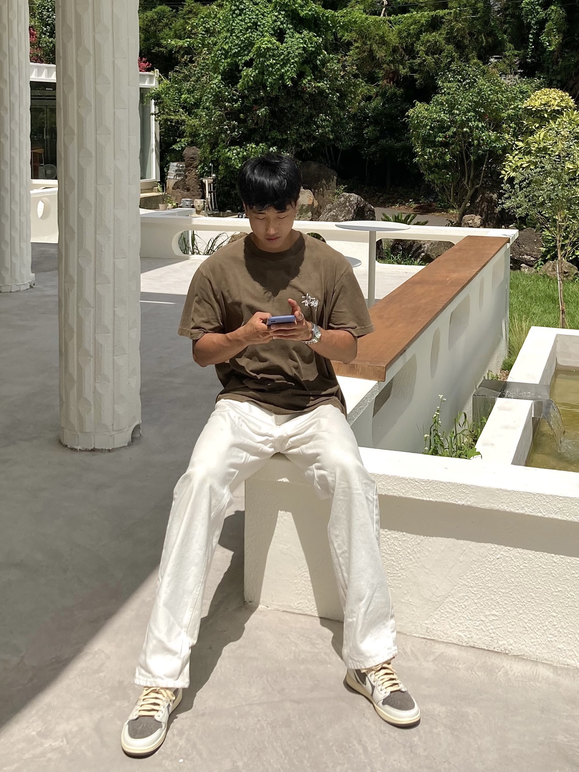 Stussy Basic Stussy Pigment Dyed T-Shirt Coffee 2022, Jordan 1 x Travis Scott Retro Low OG SP Sail and Ridgerock 착용 스타일 - 3