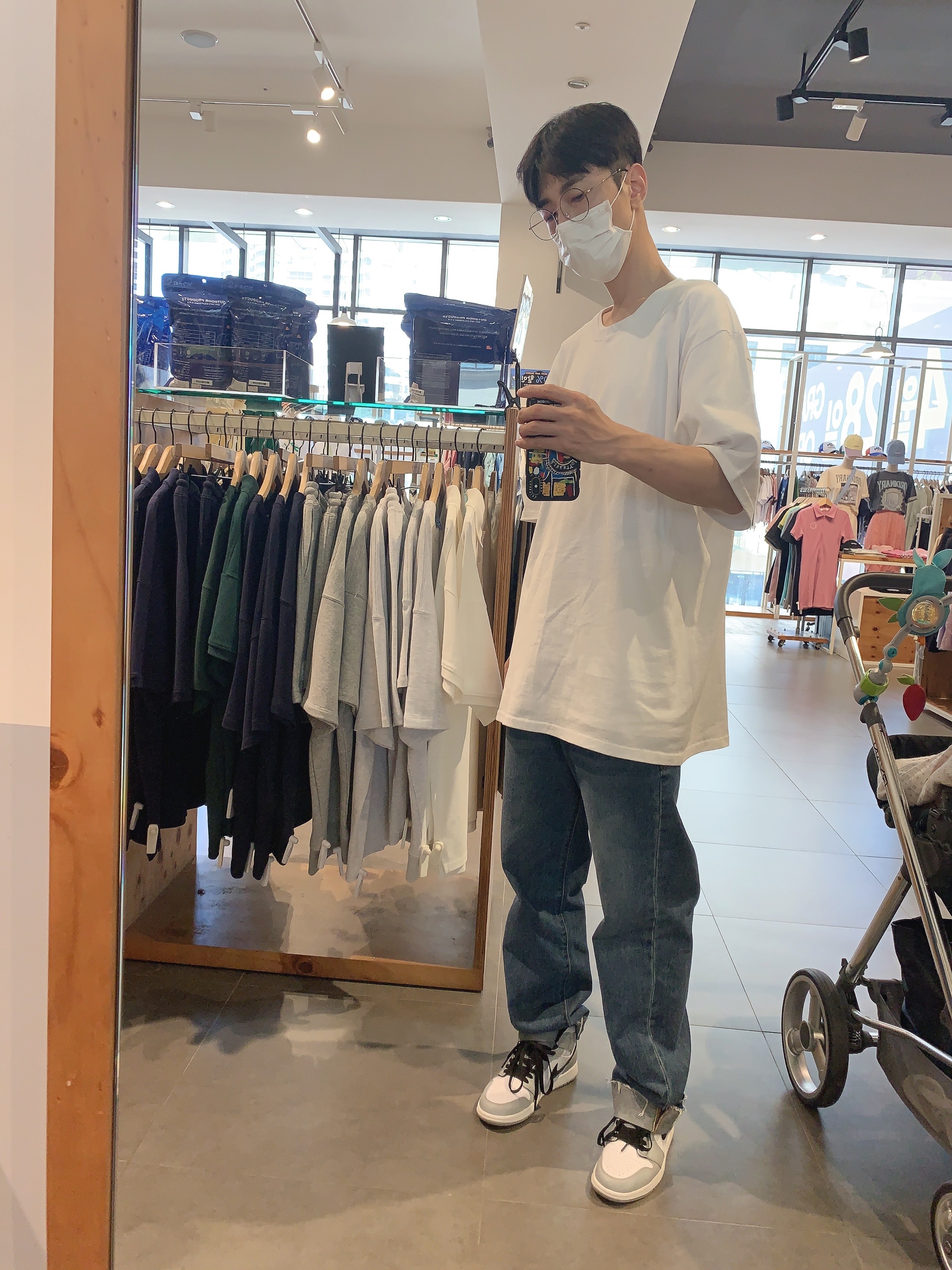 Stussy Withered Flower T-Shirt White, Jordan 1 Mid Light Smoke Grey 착용 스타일 - 1
