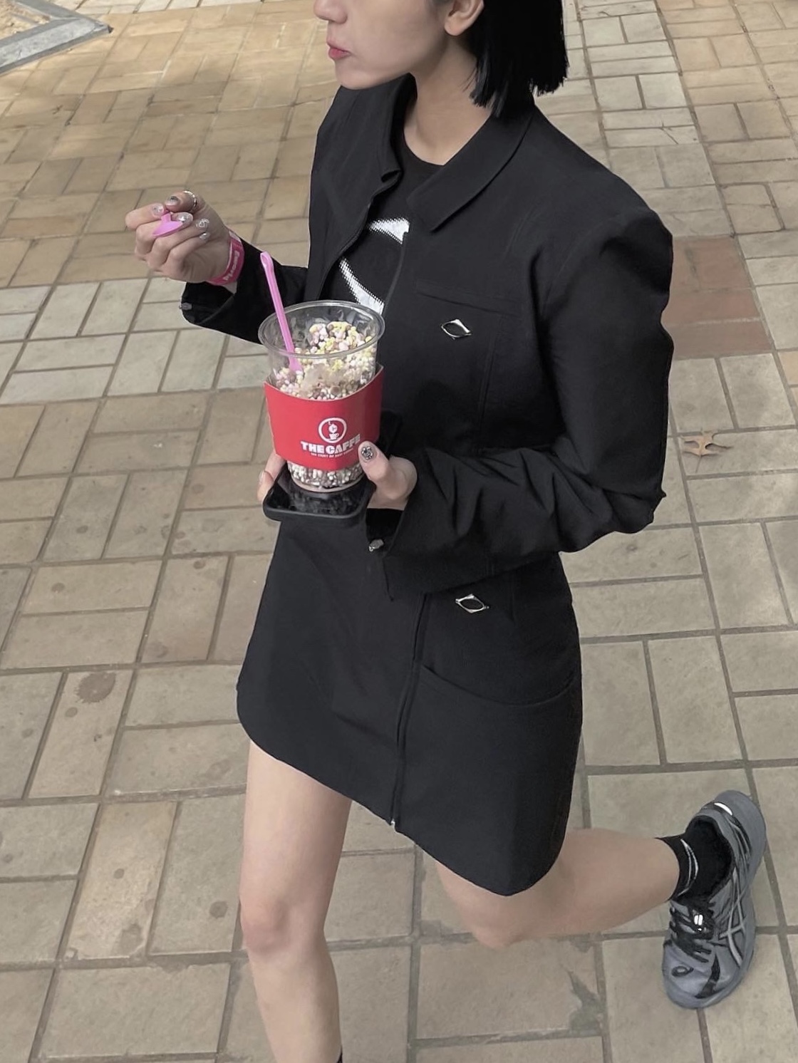 (W) 미스치프 롬버스 블러 티셔츠 미니 블랙, (W) 미스치프 유니폼 집업 자켓 블랙 착용 스타일 - 2