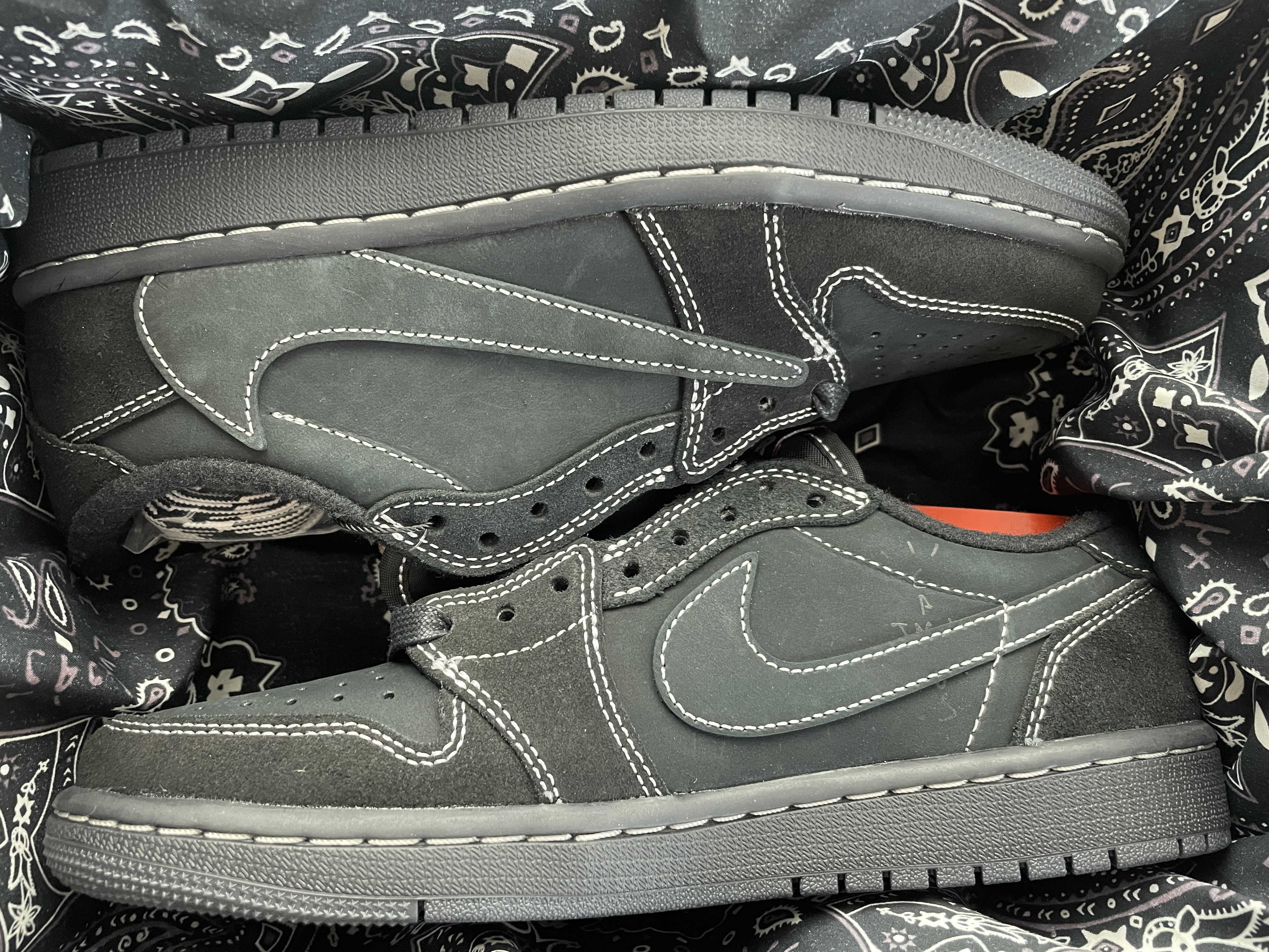 Jordan 1 x Travis Scott Retro Low OG SP Black Phantom 착용 스타일
