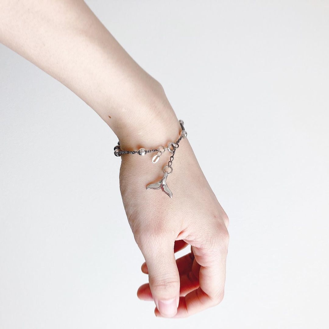 Frica Dolphin Rosario Bracelet Silver 착용 스타일