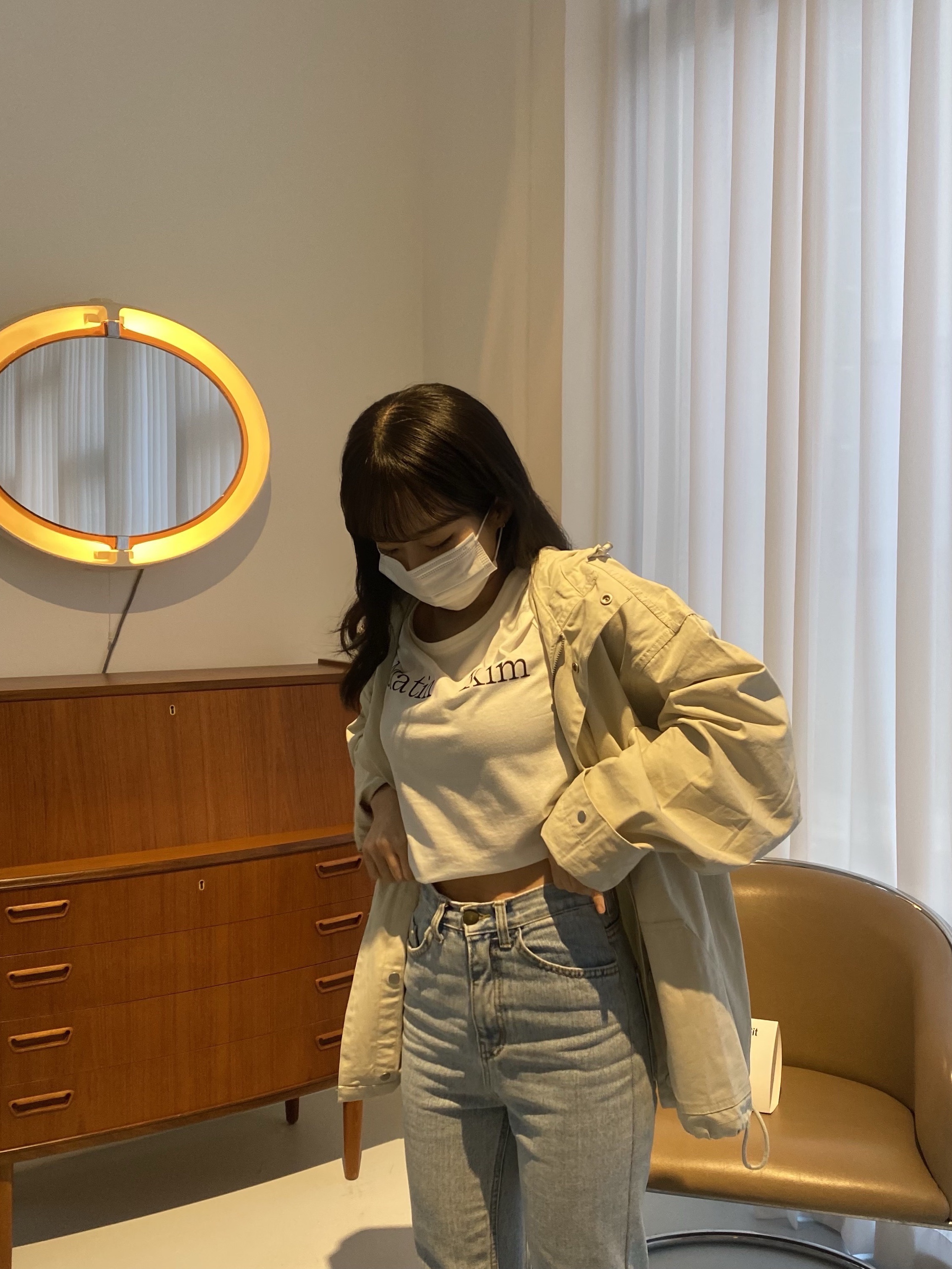 (W) Matin Kim Logo Silket Crop Top White 착용 스타일 - 1
