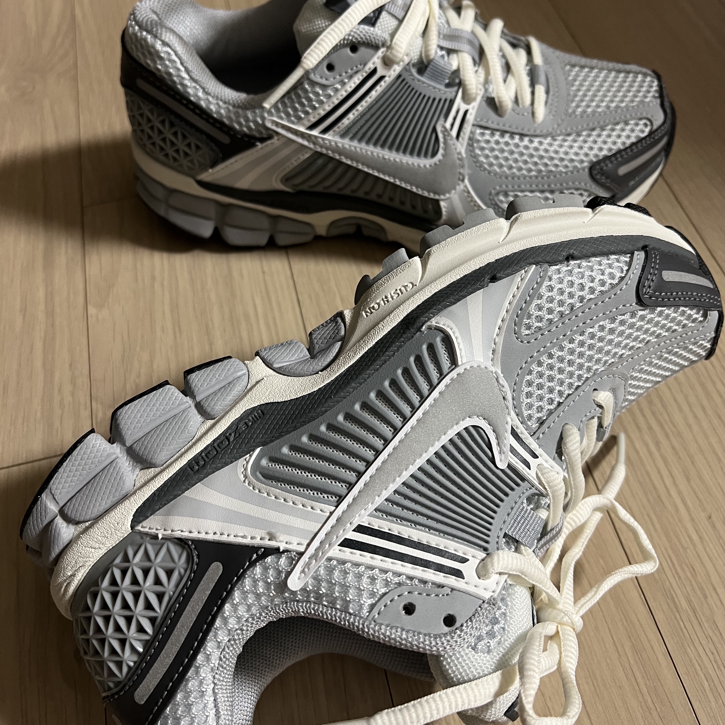 (W) Nike Zoom Vomero 5 Pure Platinum Metallic Silver 착용 스타일