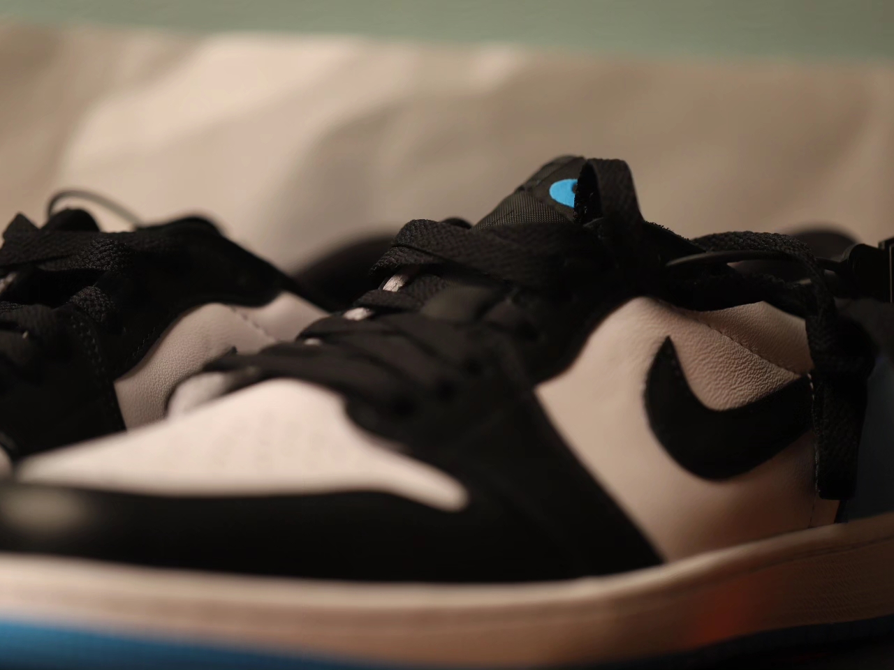 Jordan 1 Retro Low OG Black and Dark Powder Blue 착용 스타일 - 5