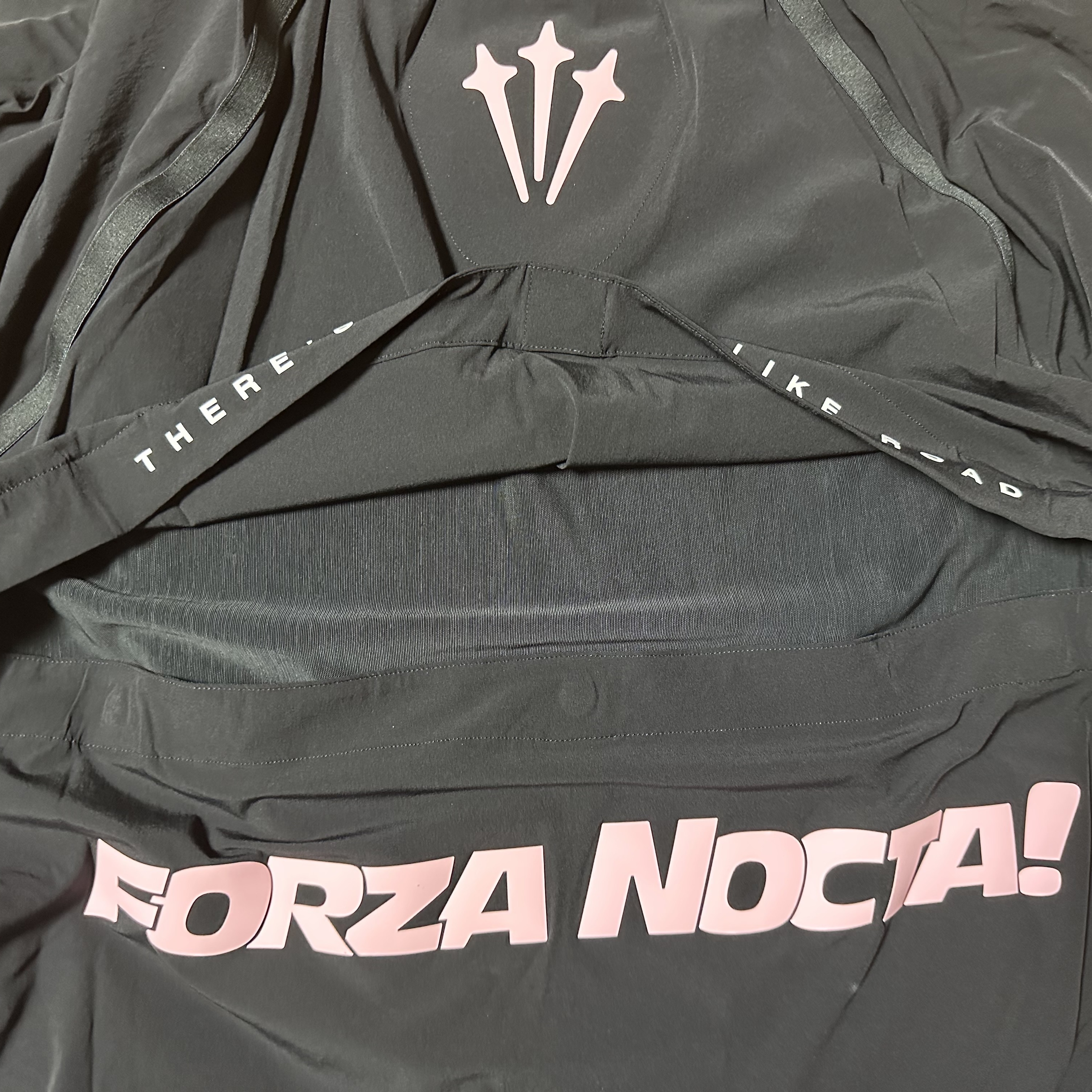 (W) Nike x Drake Nocta NRG LR L/S Crew Black (DV3631-010) 착용 스타일 - 2