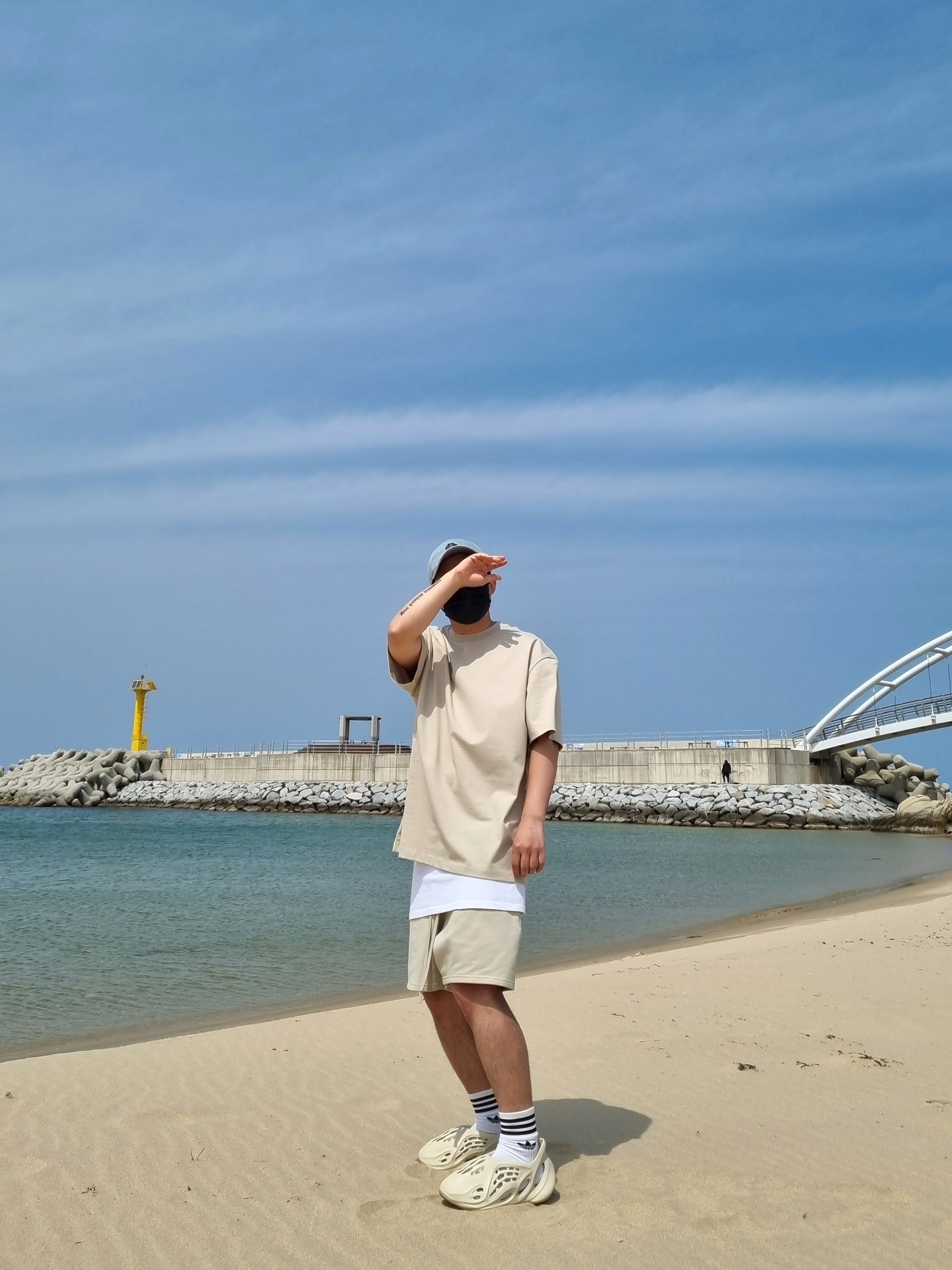 Adidas Yeezy Foam RNNR Sand, Supreme x Nike ACG Denim 6-Panel Washed Blue - 22FW 착용 스타일