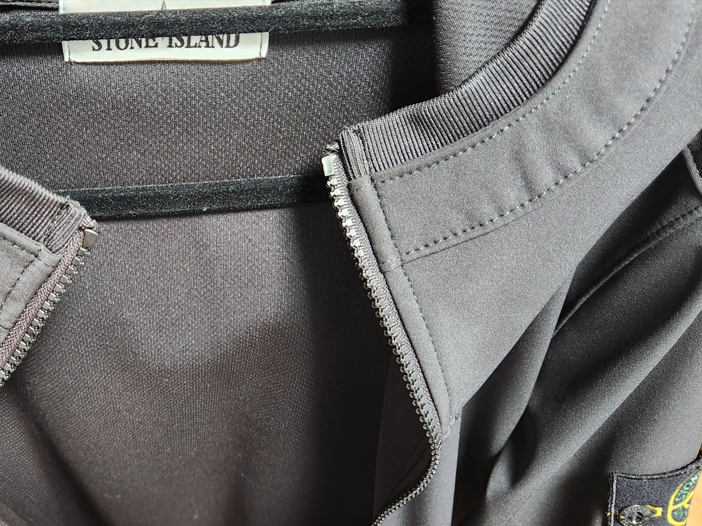 Stone Island 40427 Light Soft Shell Hooded Blouson Black - 22SS 착용 스타일