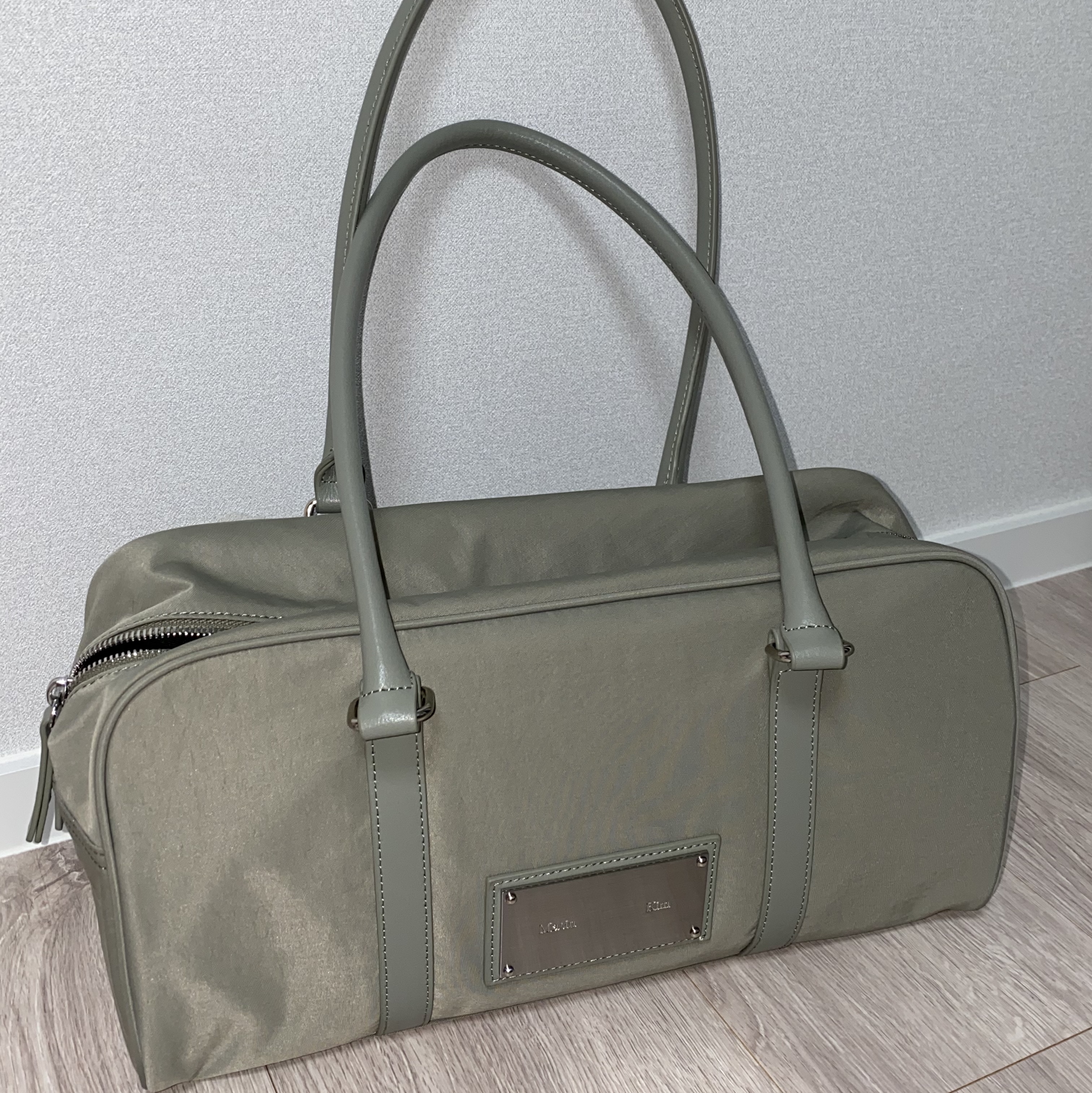 Matin Kim Sporty Tote Bag Black, Matin Kim Sporty Tote Bag White 착용 스타일 - 1