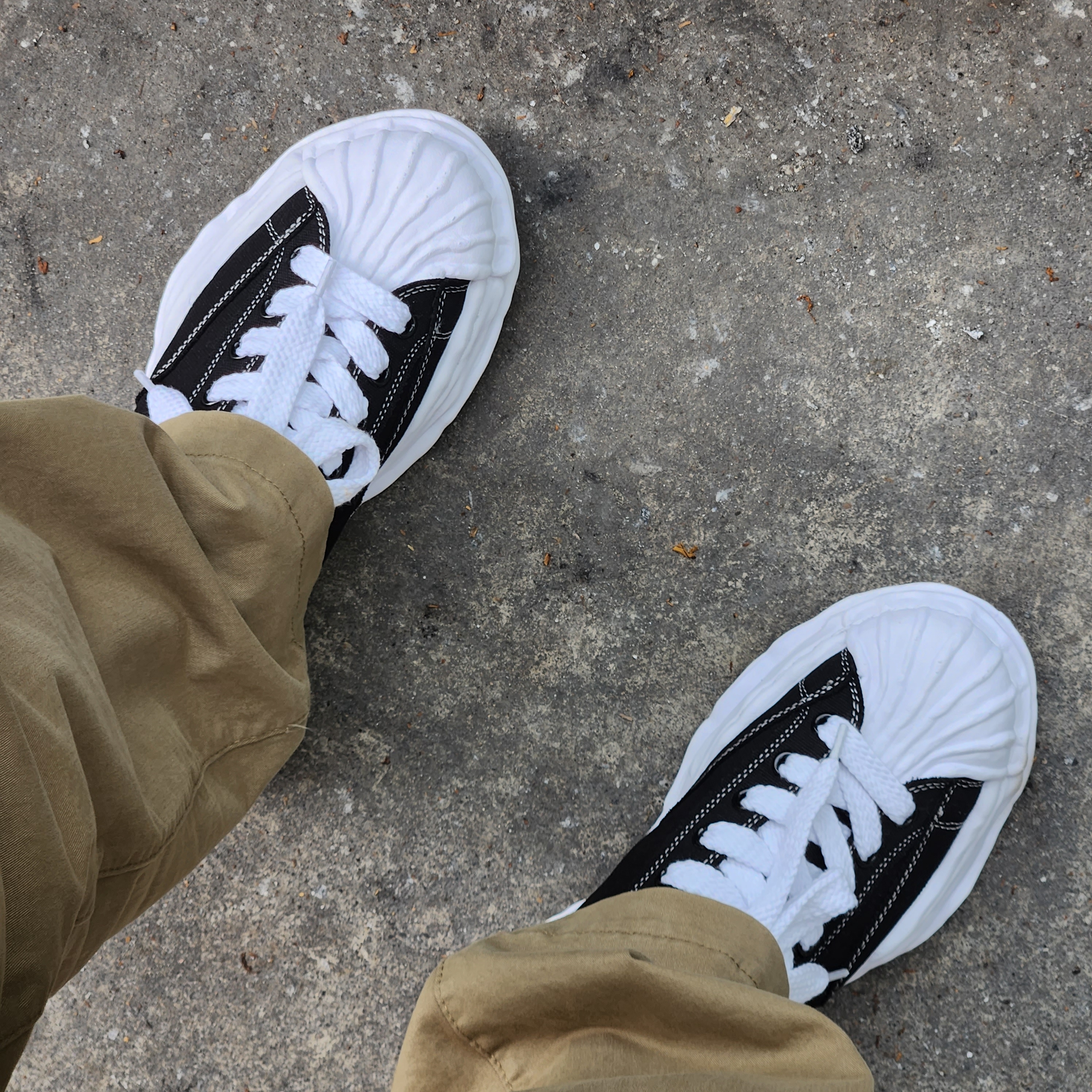 Maison Mihara Yasuhiro Blakey OG Sole Canvas Low-top Sneakers Black White 착용 스타일