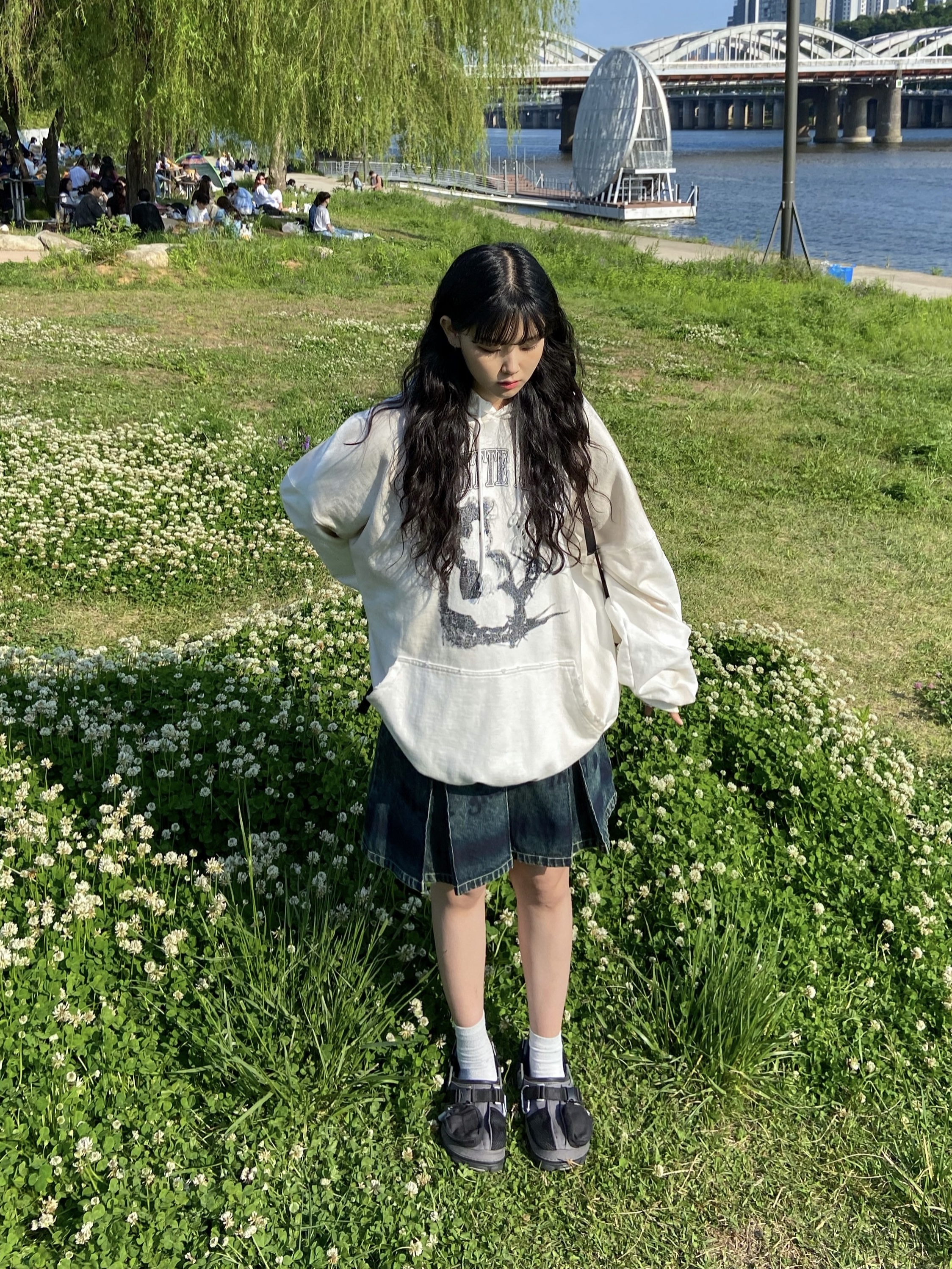 Project G/R x Atmos Etiquette Lesson Vintage Washed Hoodie White, Crocs x Beams Classic All Terrain Mountain Parka Clog Grey 착용 스타일 - 2