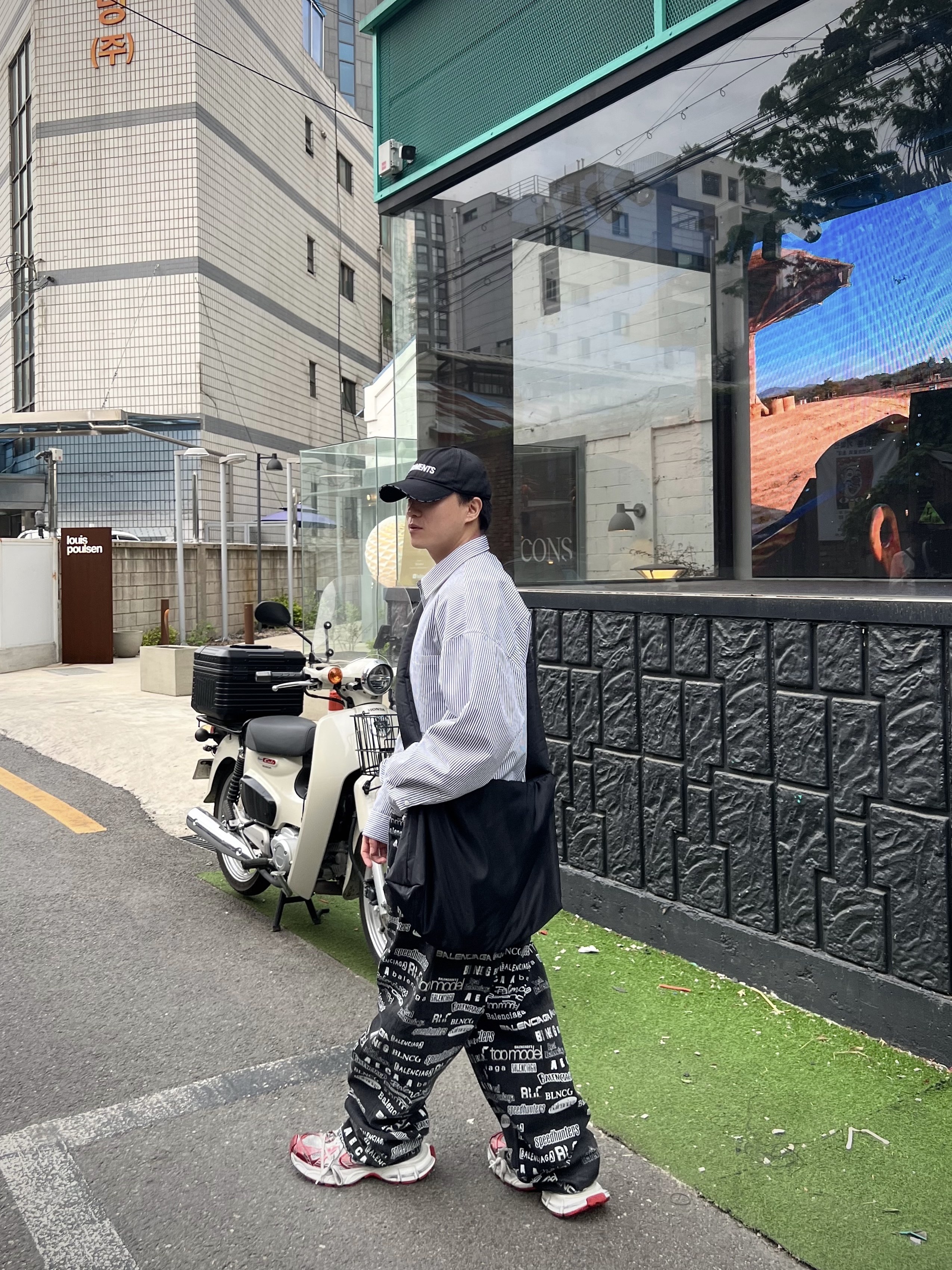 Balenciaga 3XL Sneakers White Red 착용 스타일 - 4