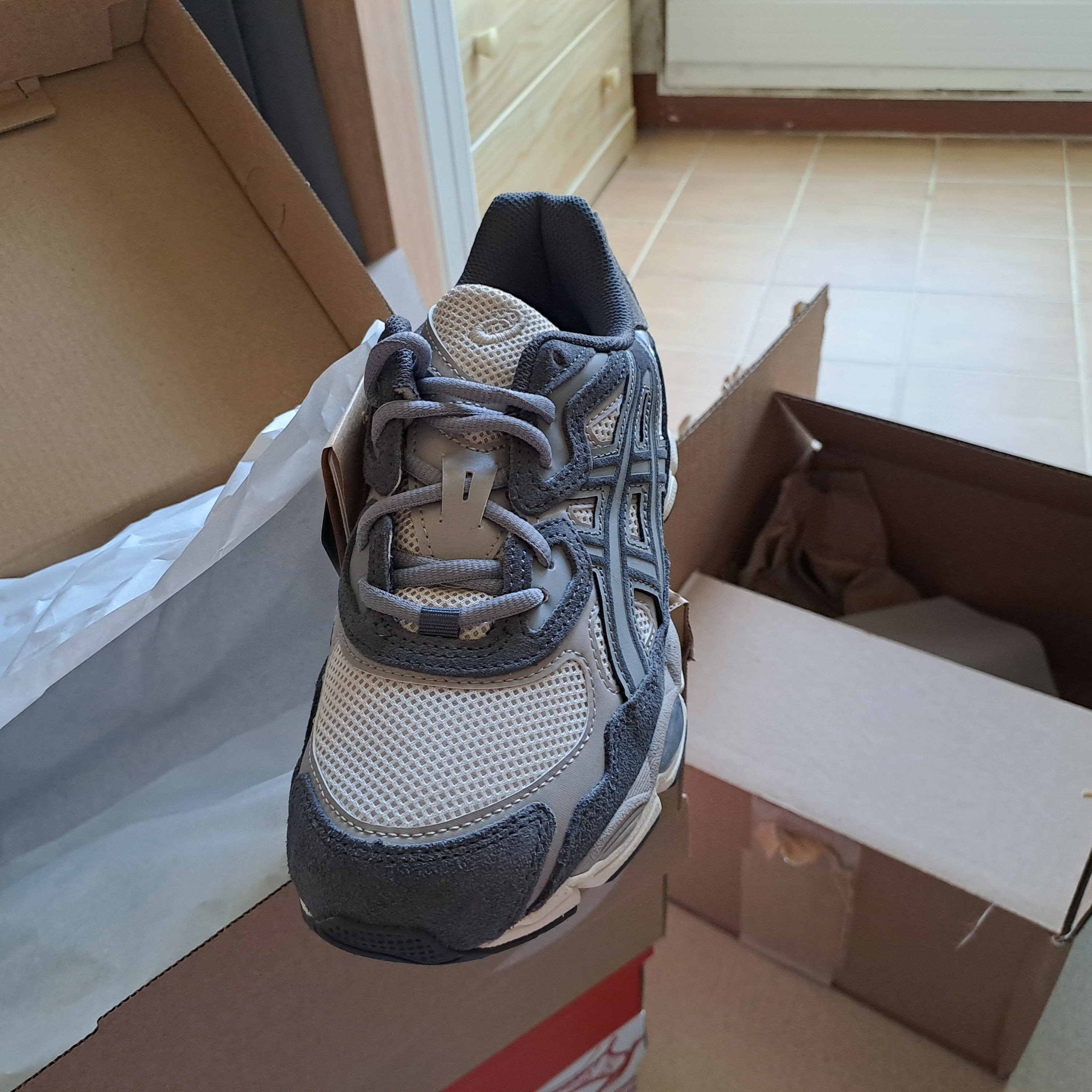 Asics Gel-NYC Oatmeal Obsidian Grey 착용 스타일 - 2