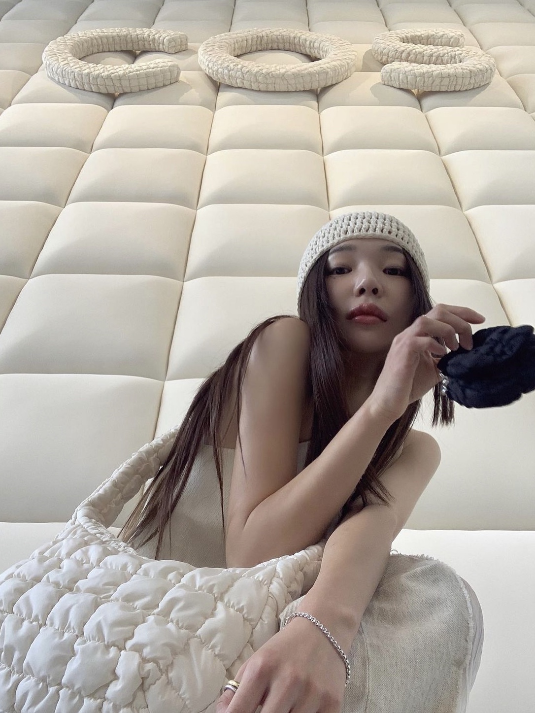 COS Quilted Nano Bag Black, COS Quilted Oversized Shoulder Bag Purple 착용 스타일 - 2