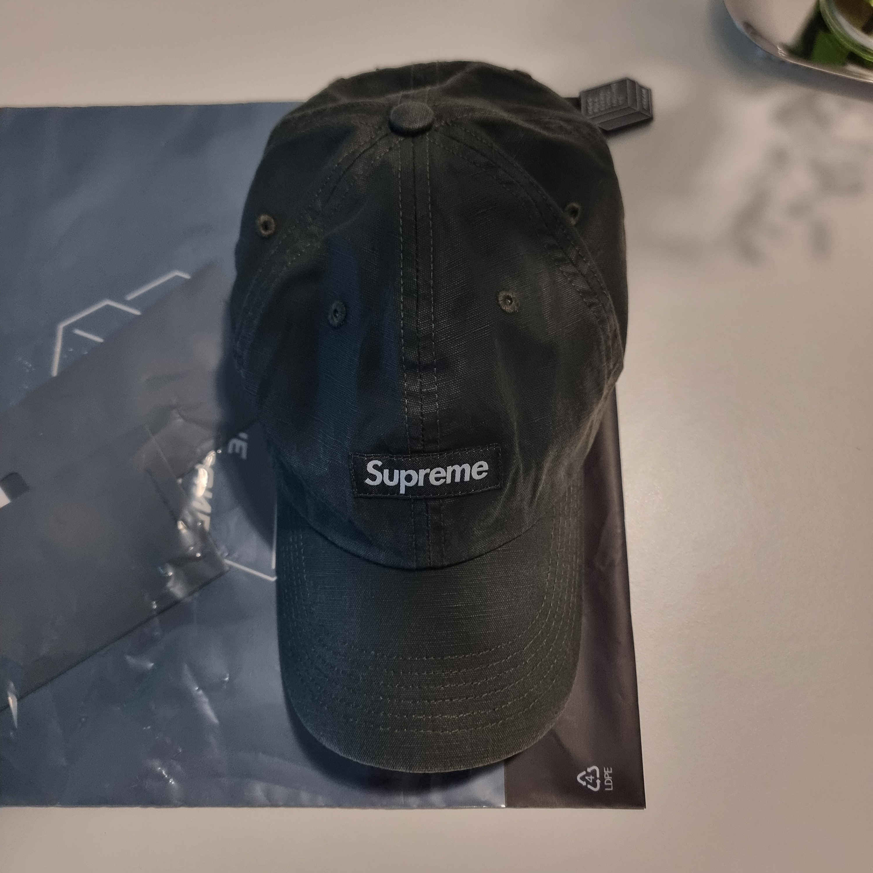 Supreme Small Box Coated Linen 6-Panel Black - 22SS 착용 스타일