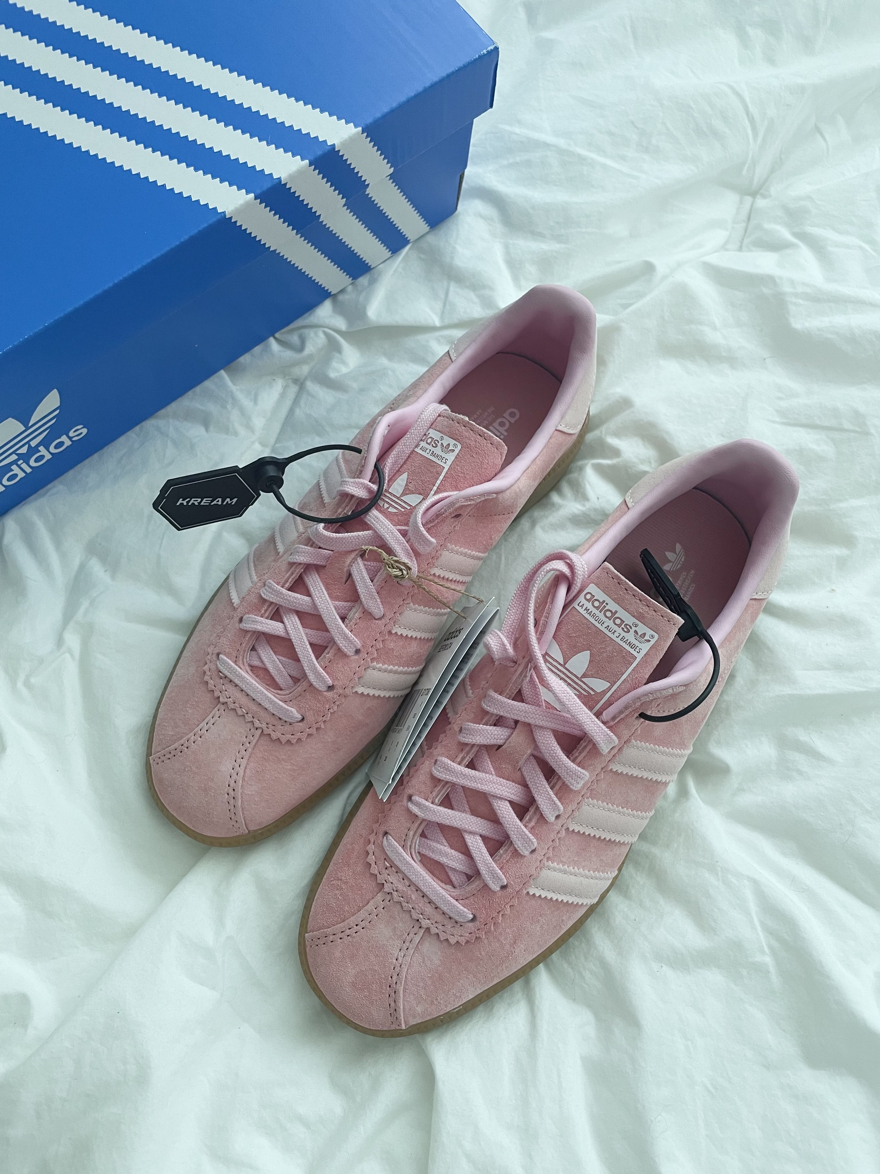 Adidas Bermuda Glow Pink 착용 스타일