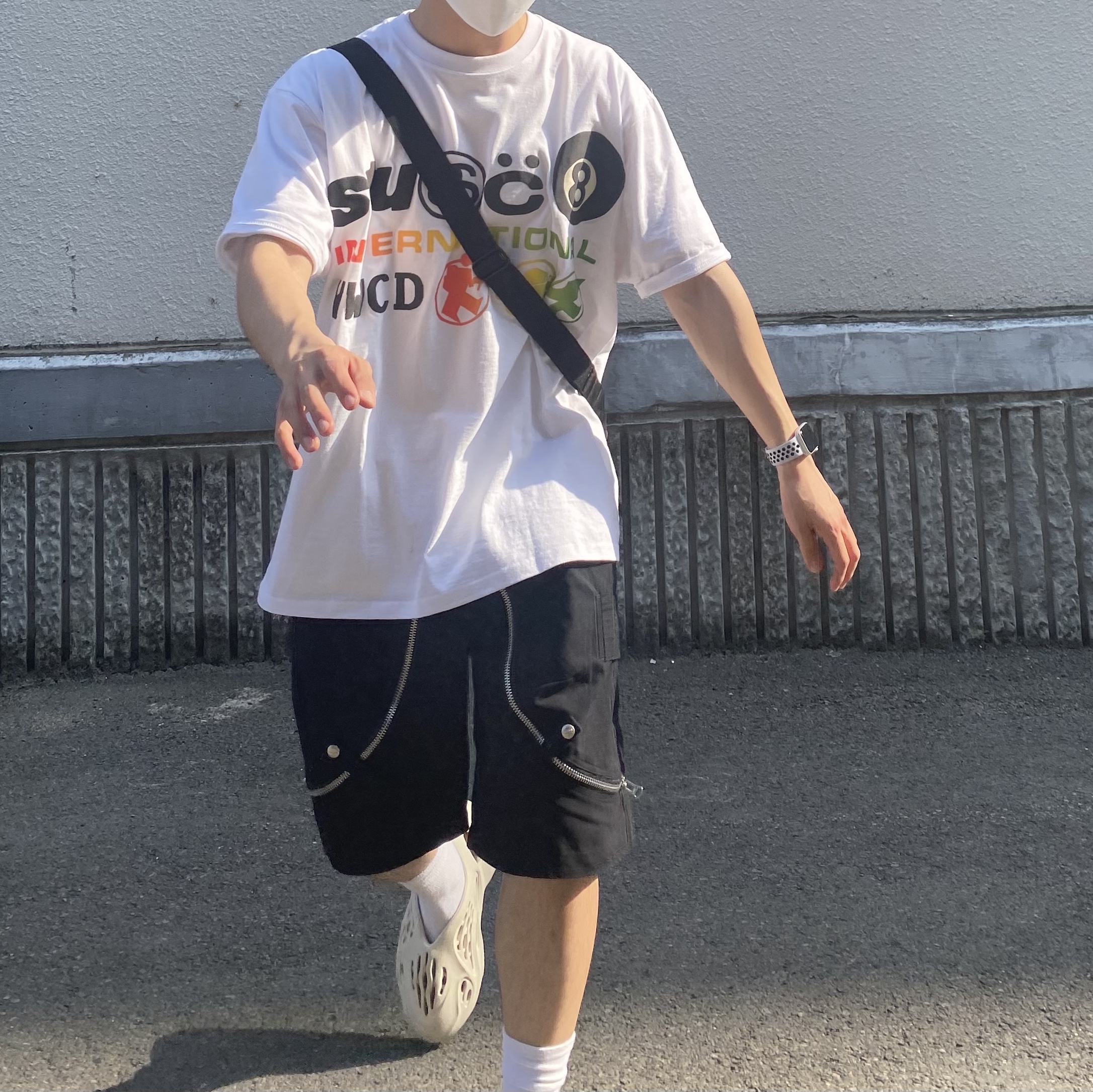 Adidas Yeezy Foam RNNR Sand, Stussy x Cactus Plant Flea Market International T-Shirt White 착용 스타일