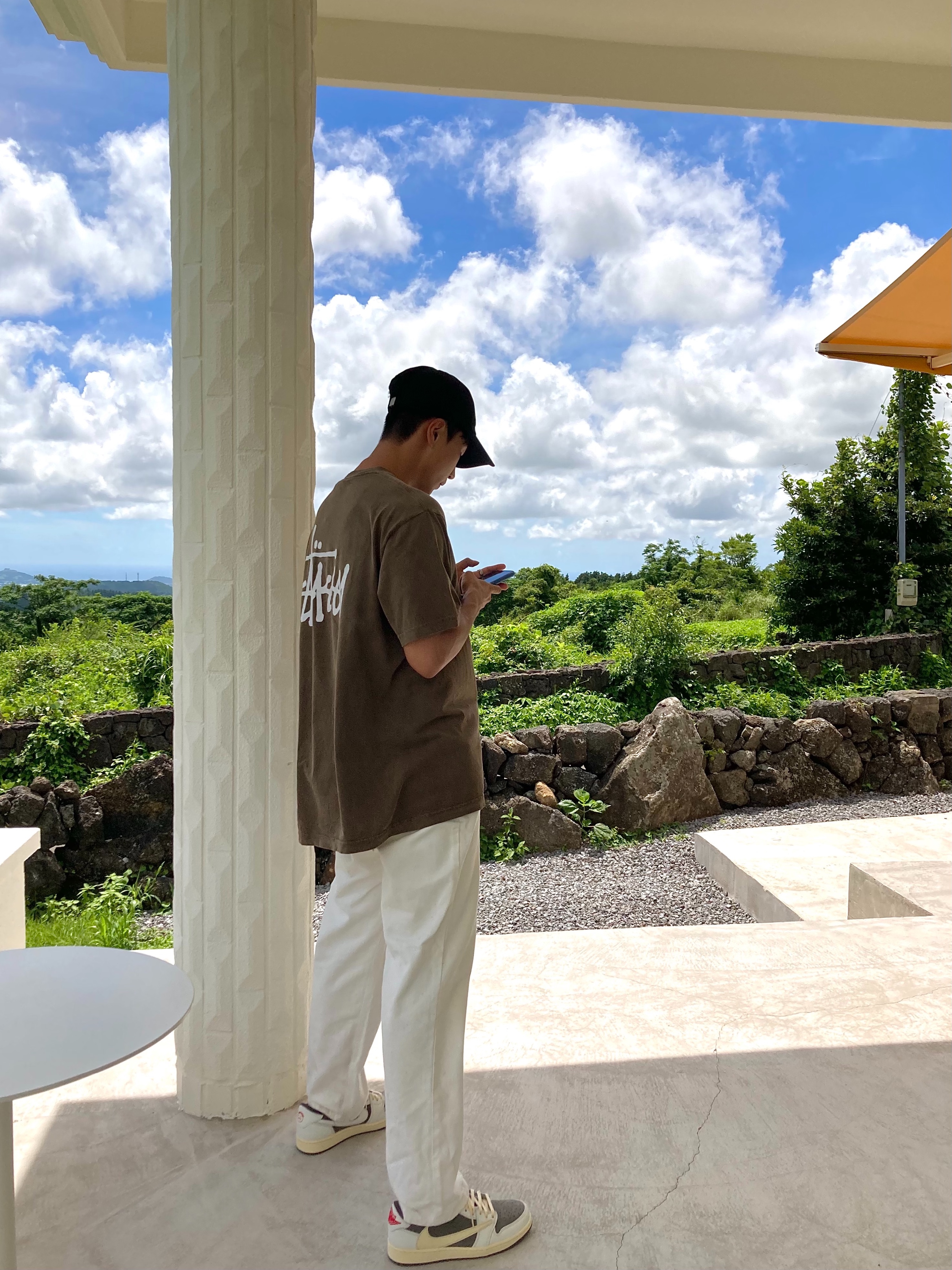 Stussy Basic Stussy Pigment Dyed T-Shirt Coffee 2022, Jordan 1 x Travis Scott Retro Low OG SP Sail and Ridgerock 착용 스타일 - 1