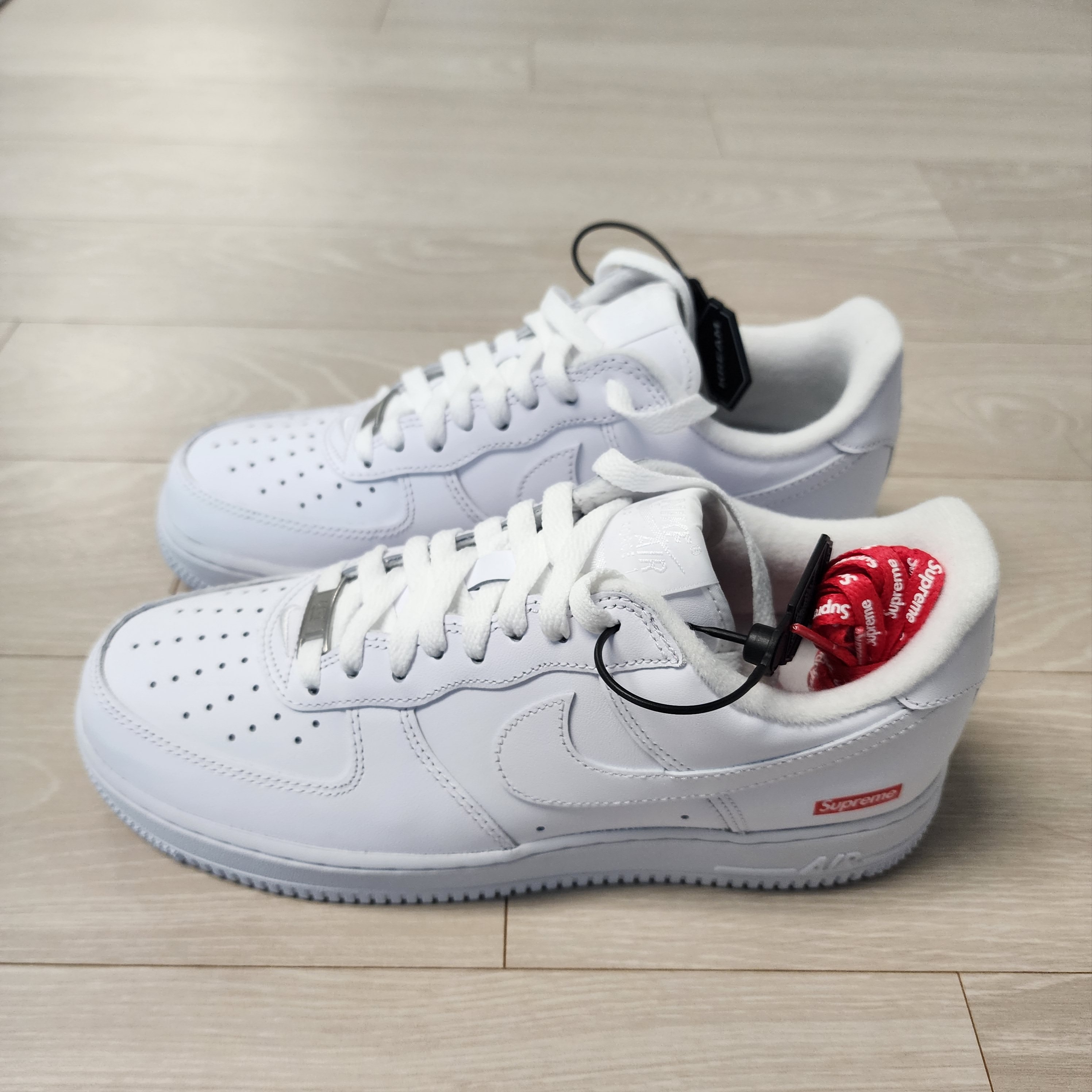 Nike x Supreme Air Force 1 Low White 착용 스타일