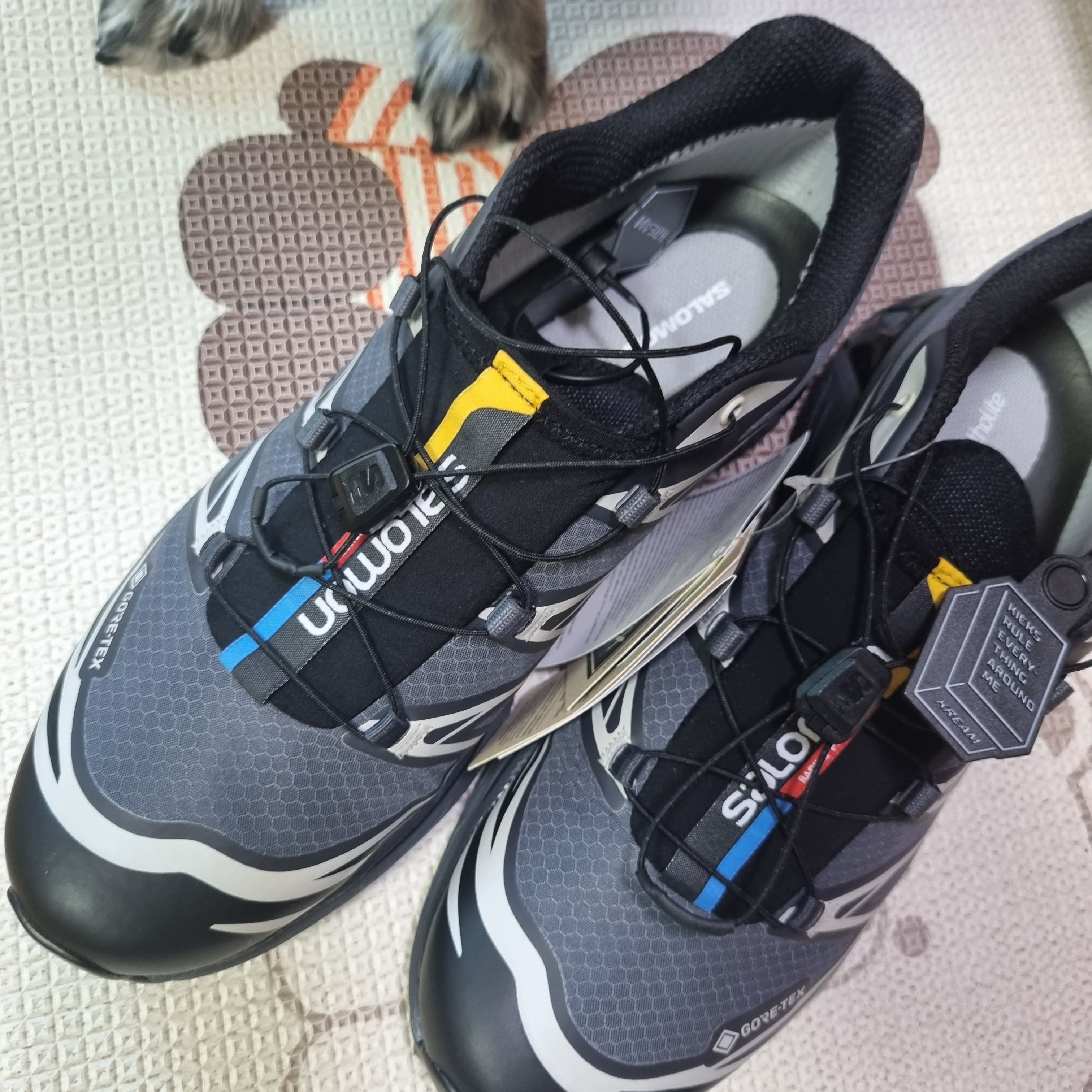 살로몬 XT-6 고어텍스 블랙 에보니 착용 스타일 - 1